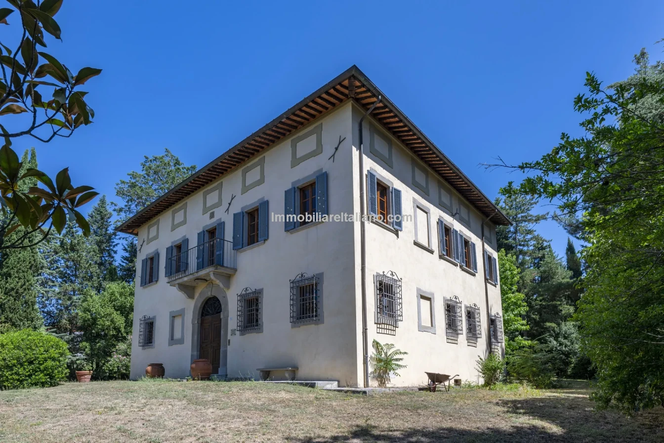 Villa storica con 3 camere da letto e ampio giardino a Sansepolcro, in Toscana - Image 1