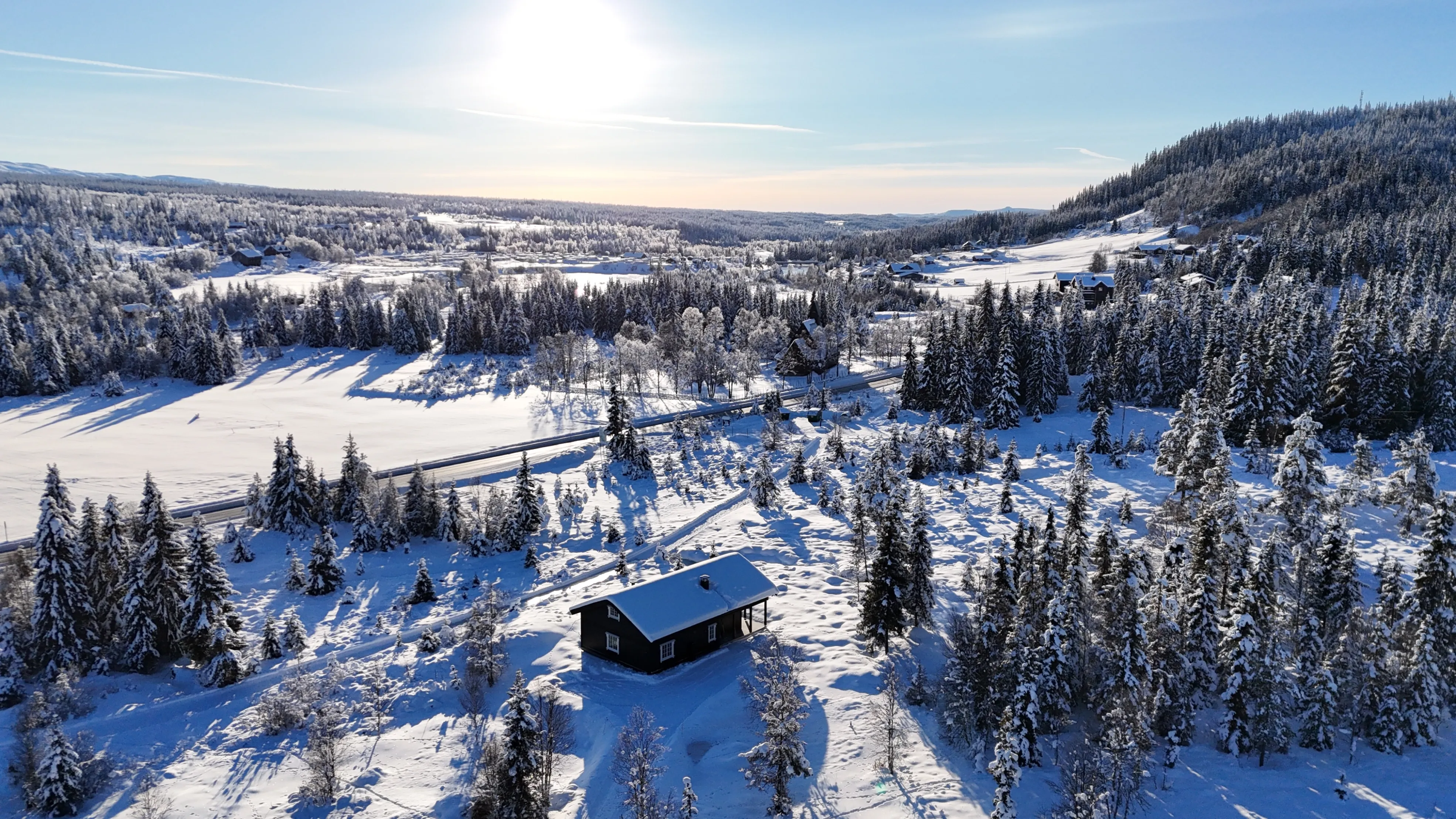 Modern 2-Bedroom Cabin with Sunlit Terrace in Tisleidalen, Norway - Image 2