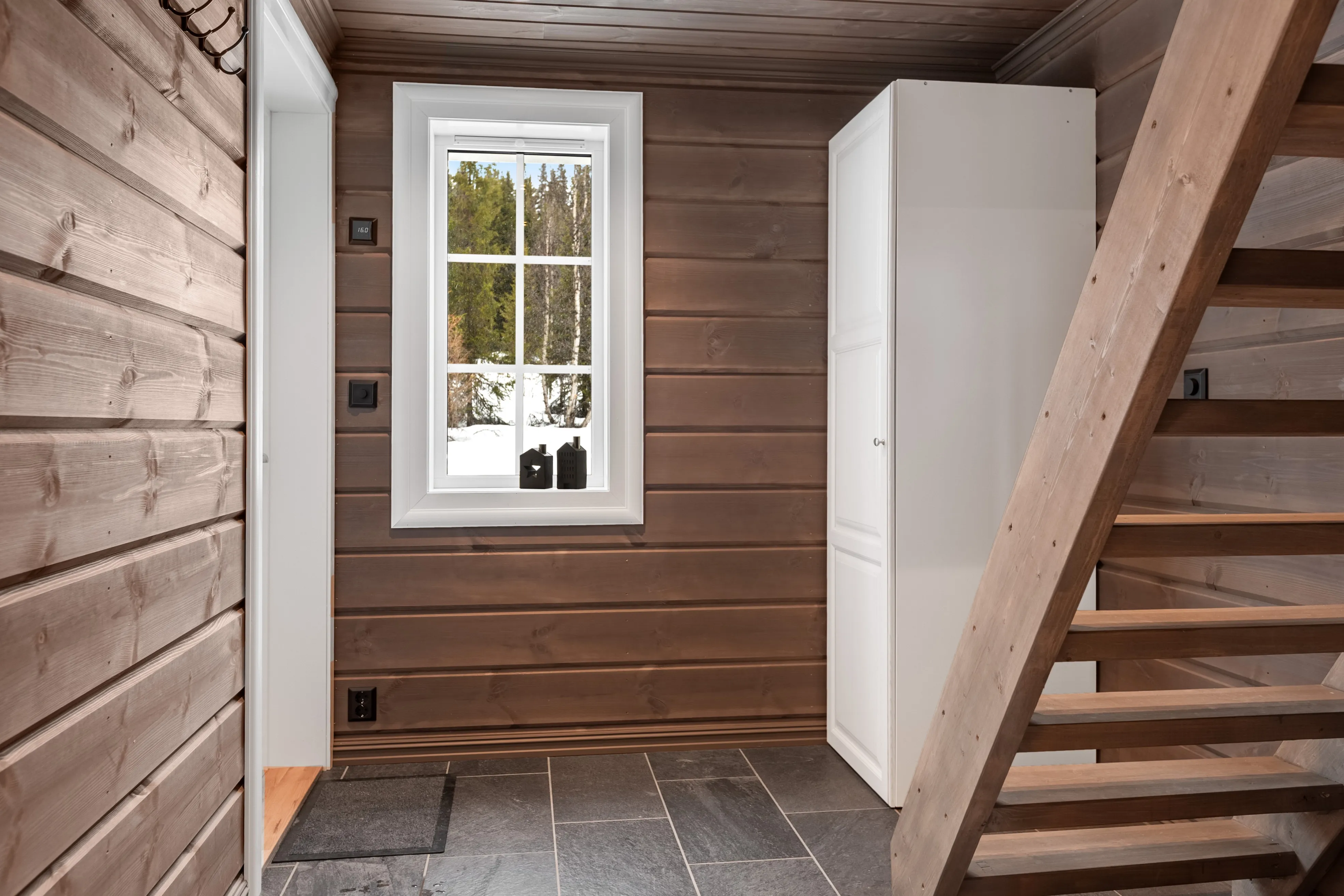 Modern 2-Bedroom Cabin with Sunlit Terrace in Tisleidalen, Norway - View image 6 of 32