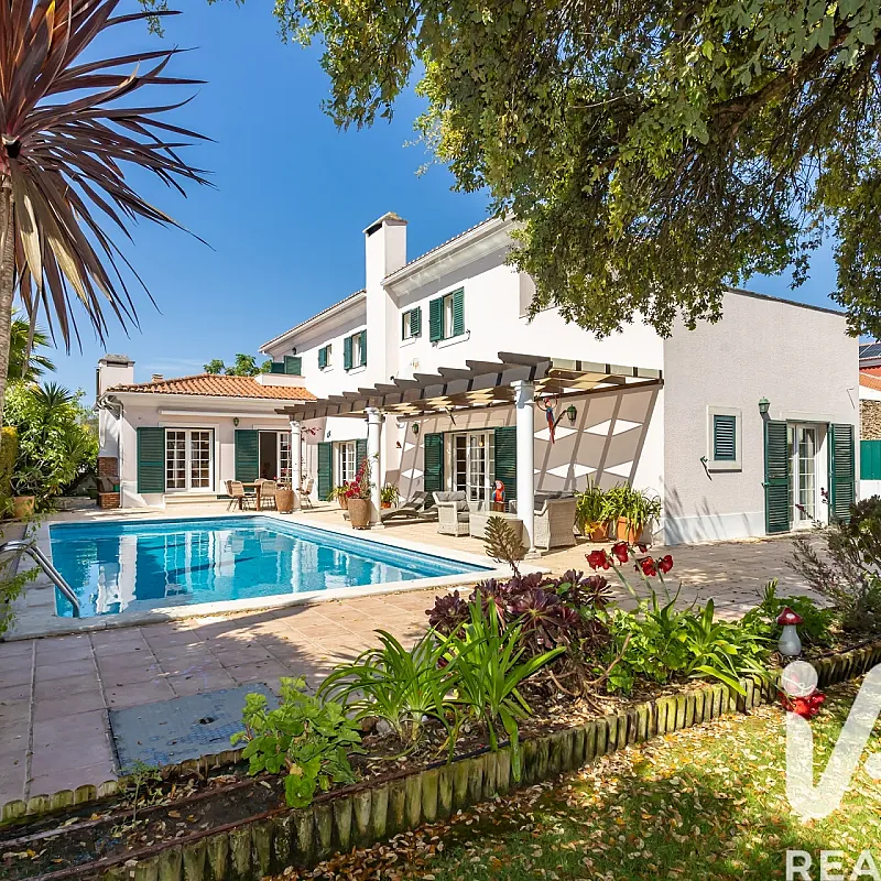 Contemporary 4-Bedroom House with Pool and Garden in Serene Azeitão