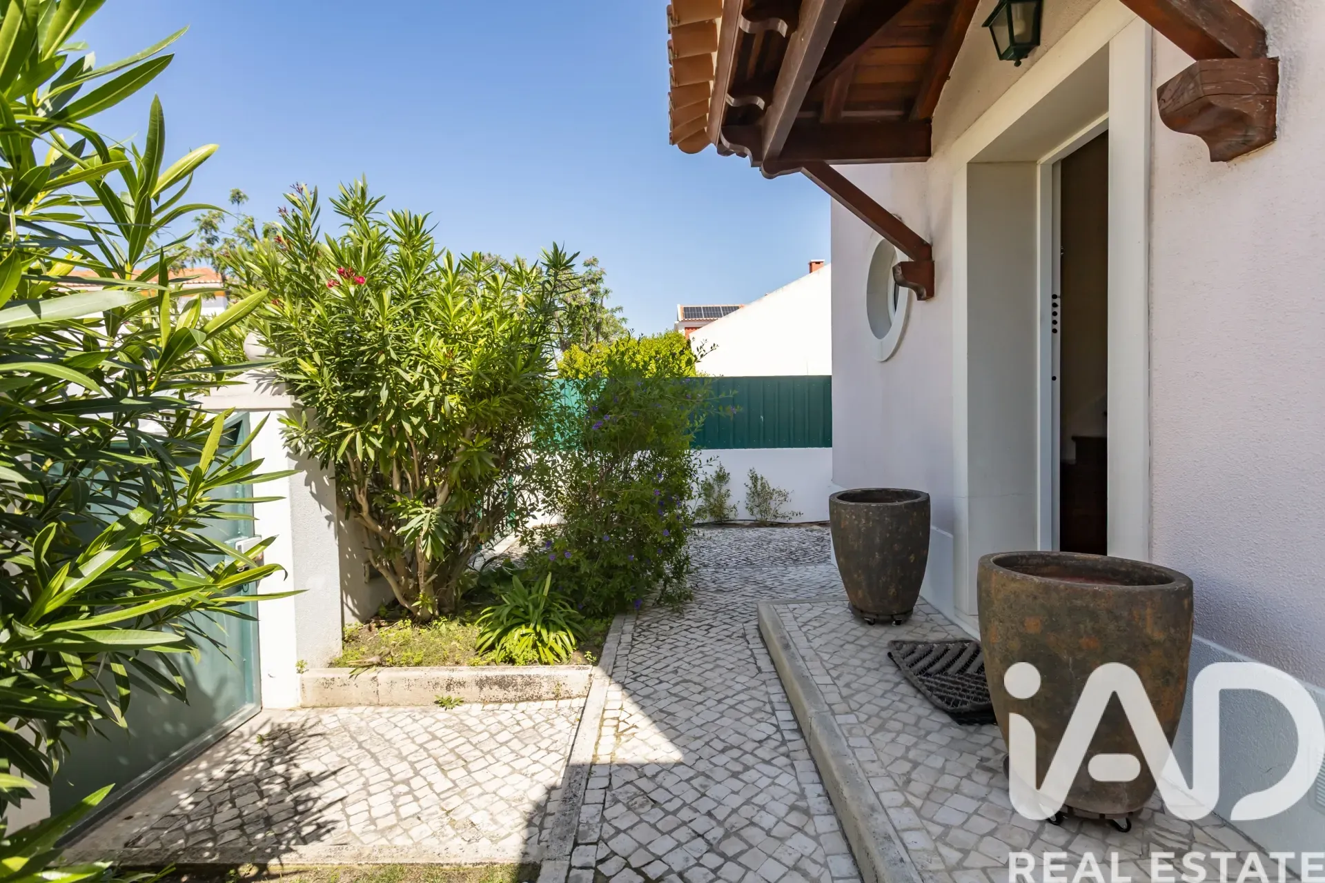 Contemporary 4-Bedroom House with Pool and Garden in Serene Azeitão - Image 2