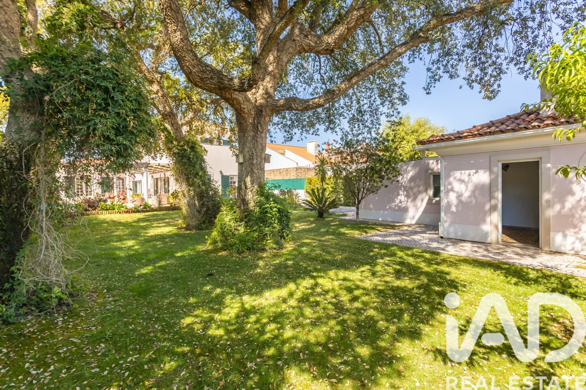 Contemporary 4-Bedroom House with Pool and Garden in Serene Azeitão - View image 6 of 38