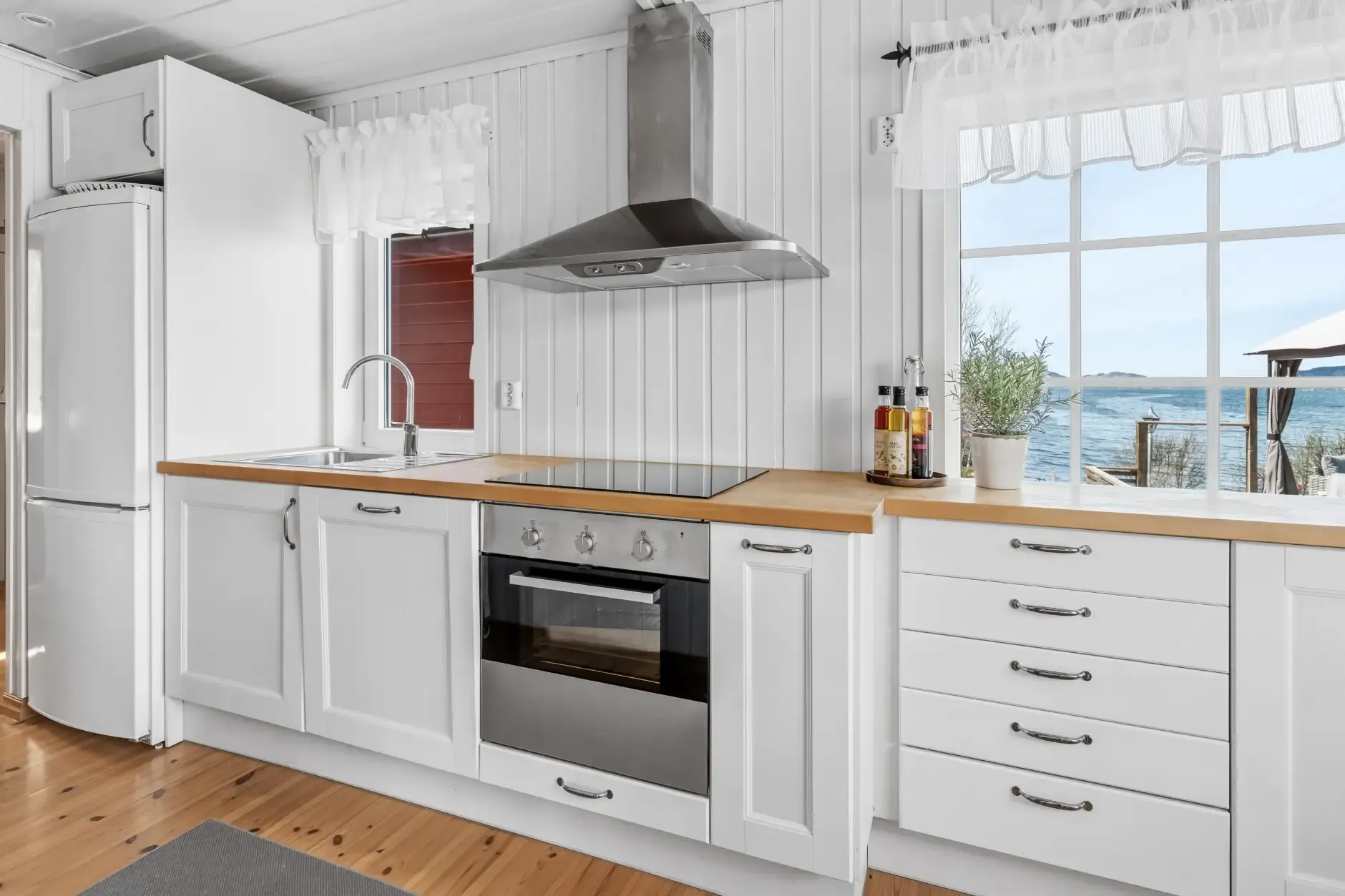 1960s Norwegian Country House with Sea Access and Expansive Gardens - View image 16 of 48
