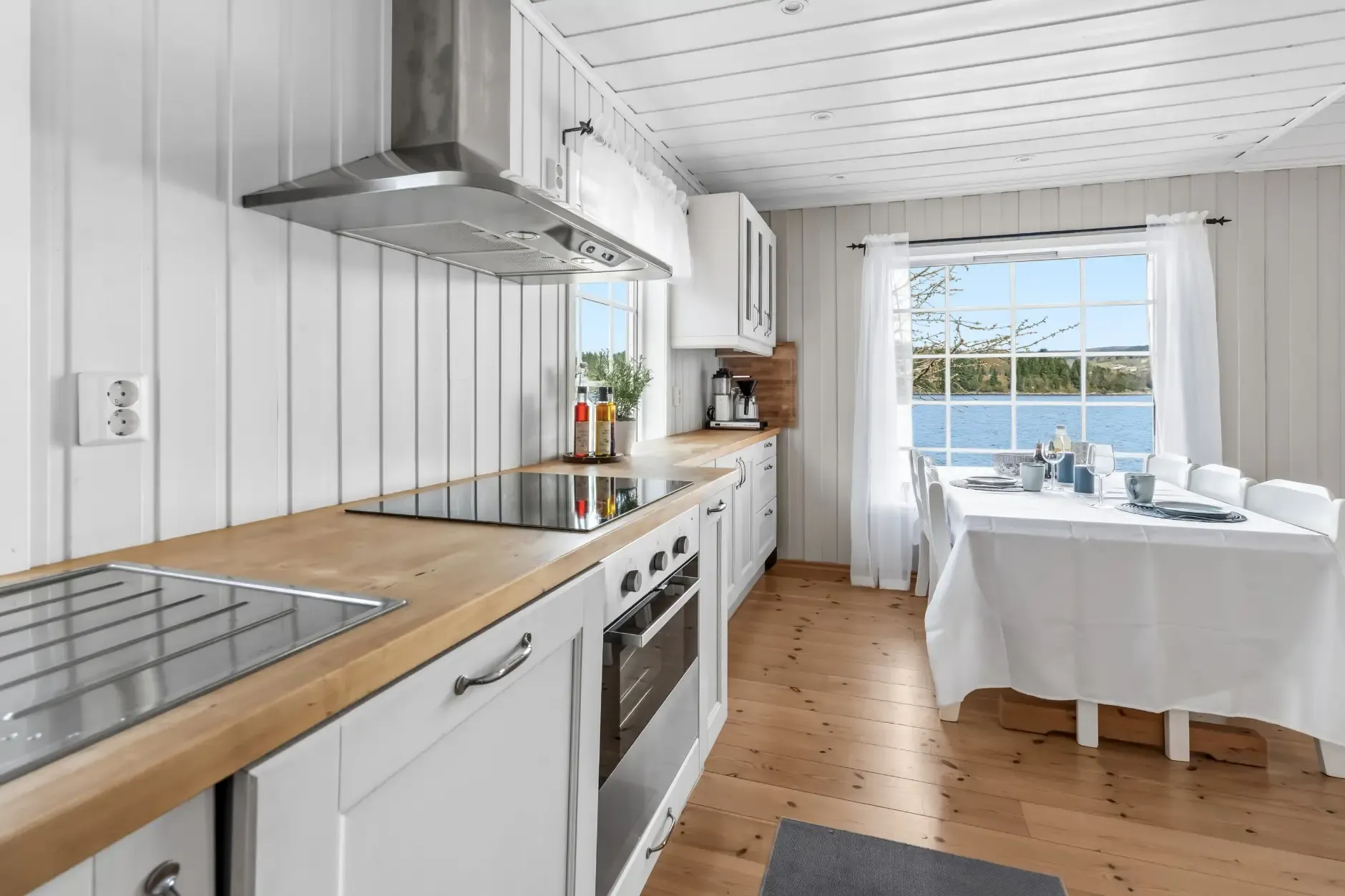 1960s Norwegian Country House with Sea Access and Expansive Gardens - View image 17 of 48