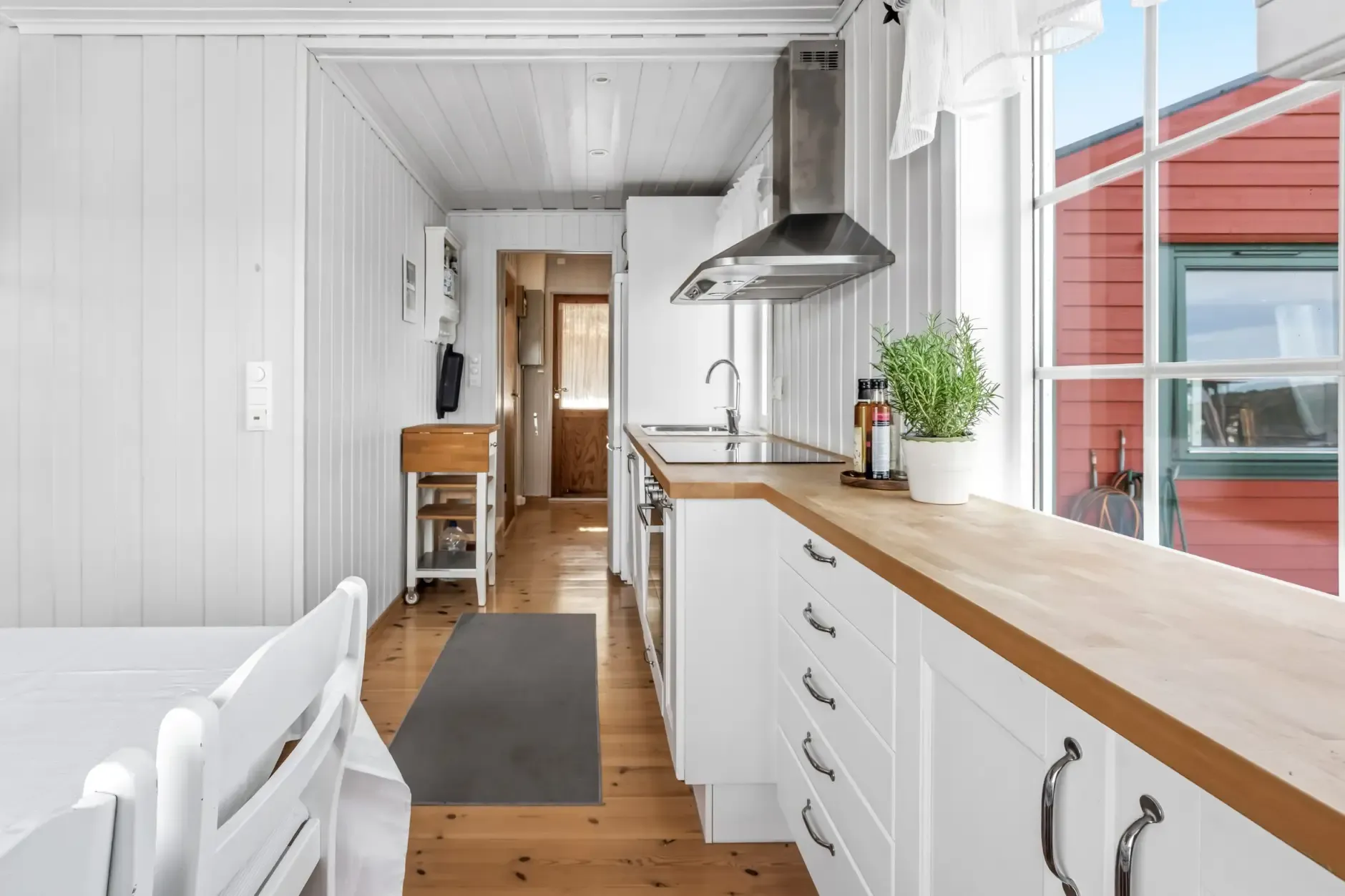 1960s Norwegian Country House with Sea Access and Expansive Gardens - View image 18 of 48