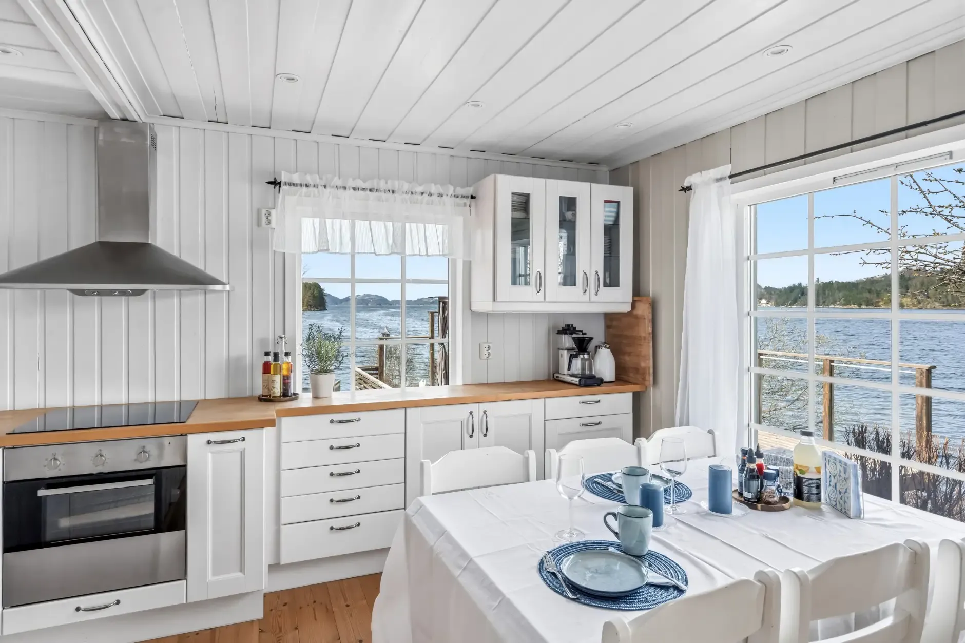 1960s Norwegian Country House with Sea Access and Expansive Gardens - View image 19 of 48