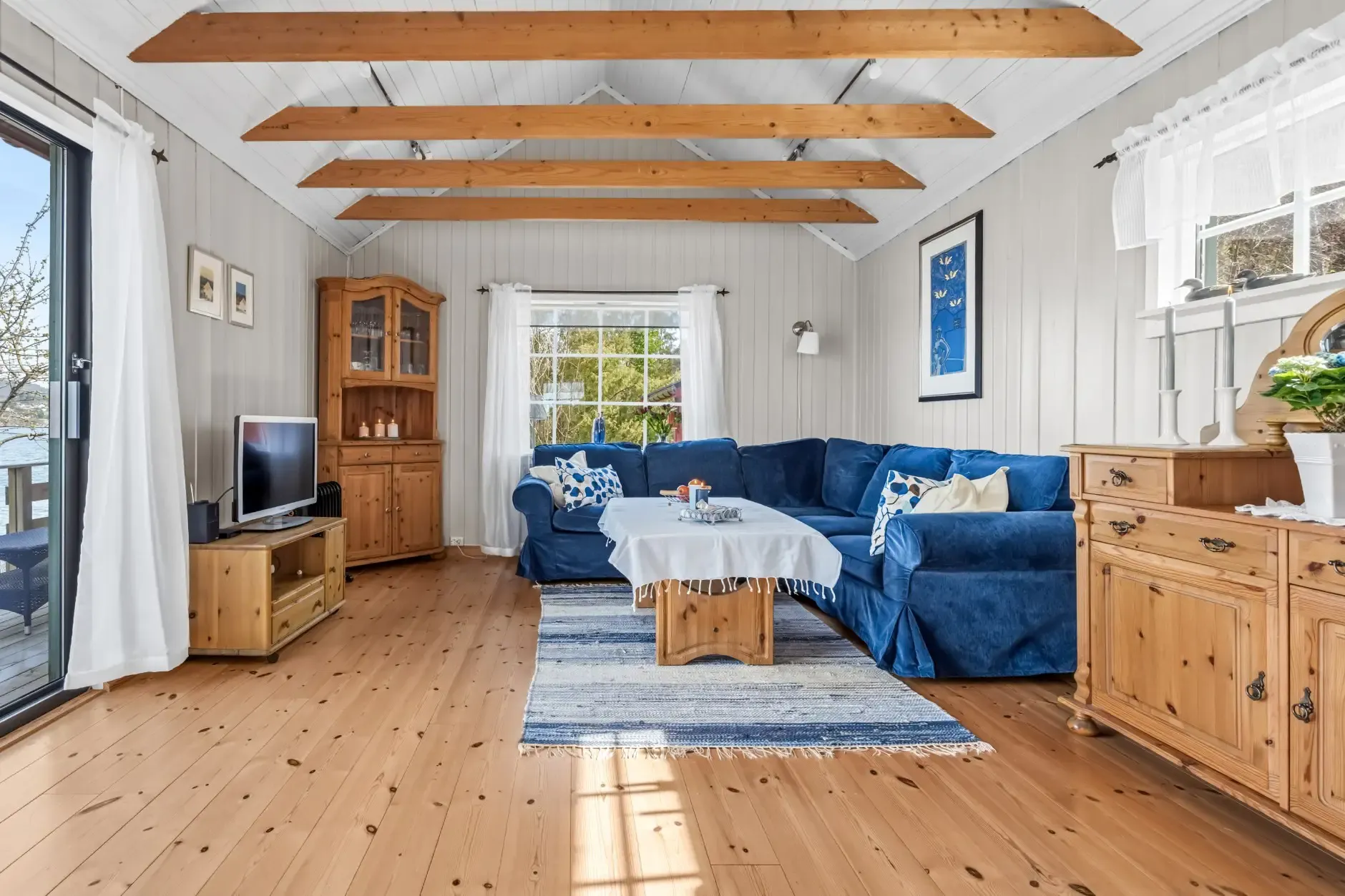 1960s Norwegian Country House with Sea Access and Expansive Gardens - View image 23 of 48