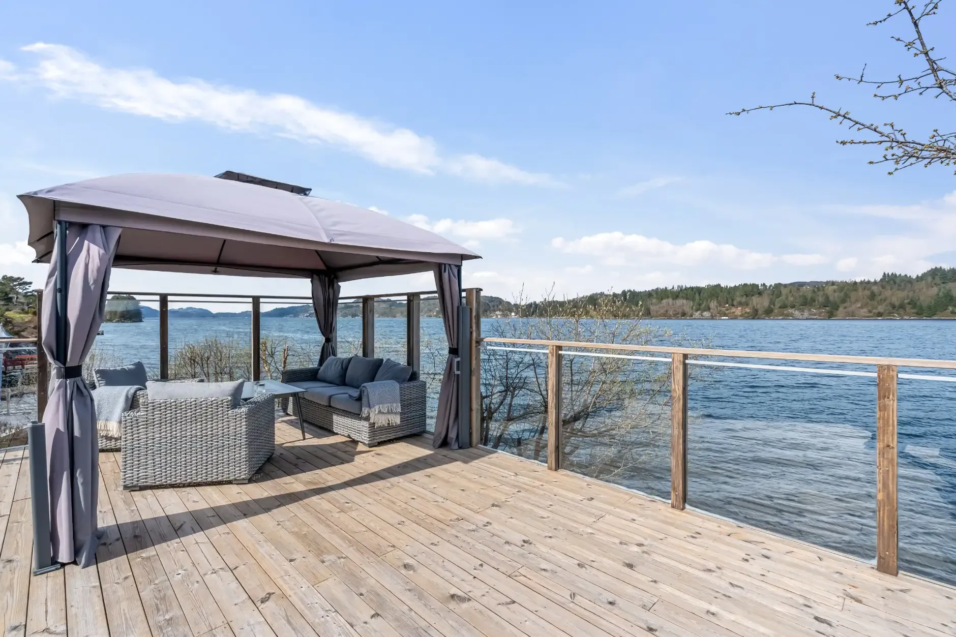 1960s Norwegian Country House with Sea Access and Expansive Gardens - View image 27 of 48