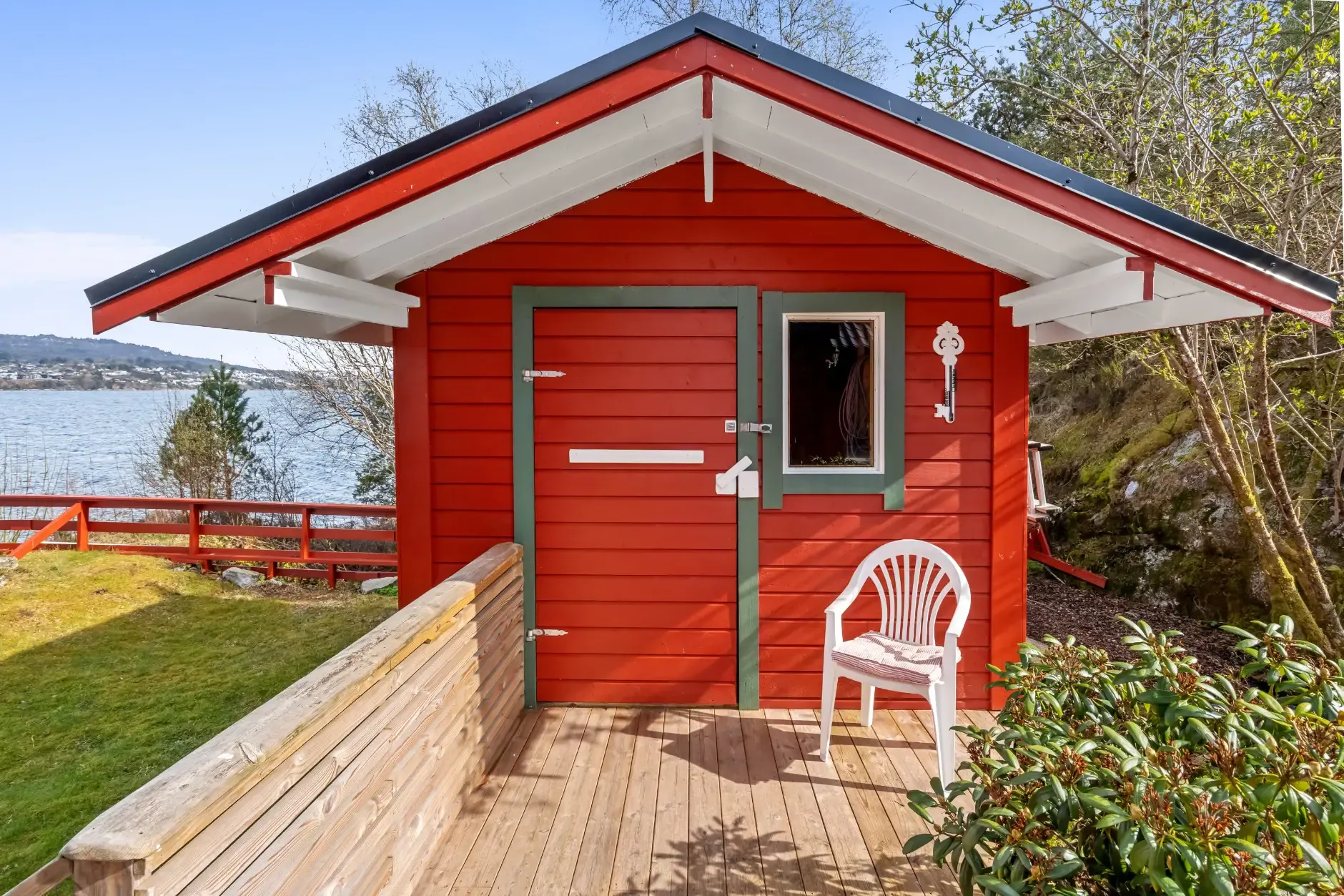 1960s Norwegian Country House with Sea Access and Expansive Gardens - View image 30 of 48