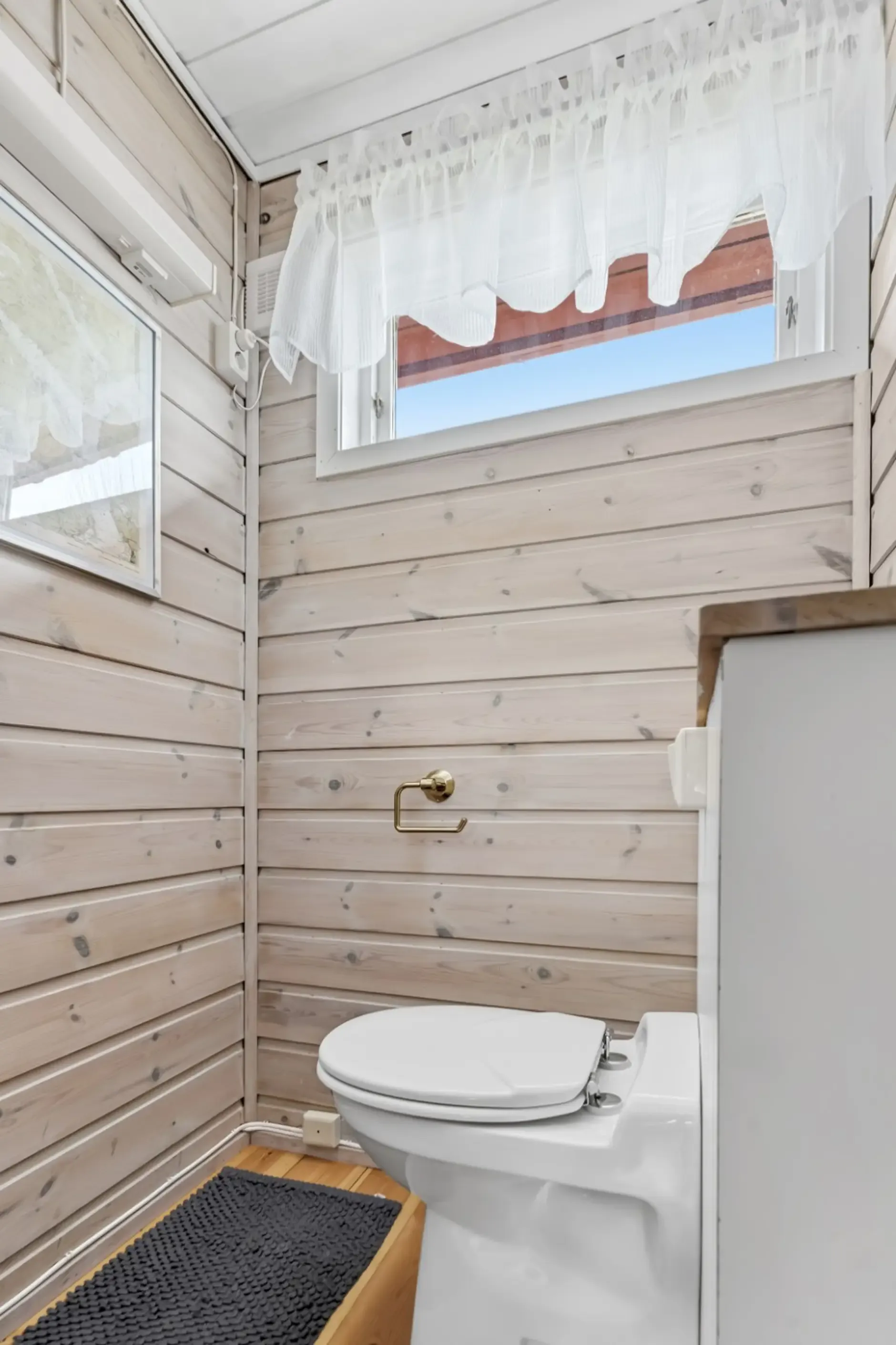 1960s Norwegian Country House with Sea Access and Expansive Gardens - View image 45 of 48