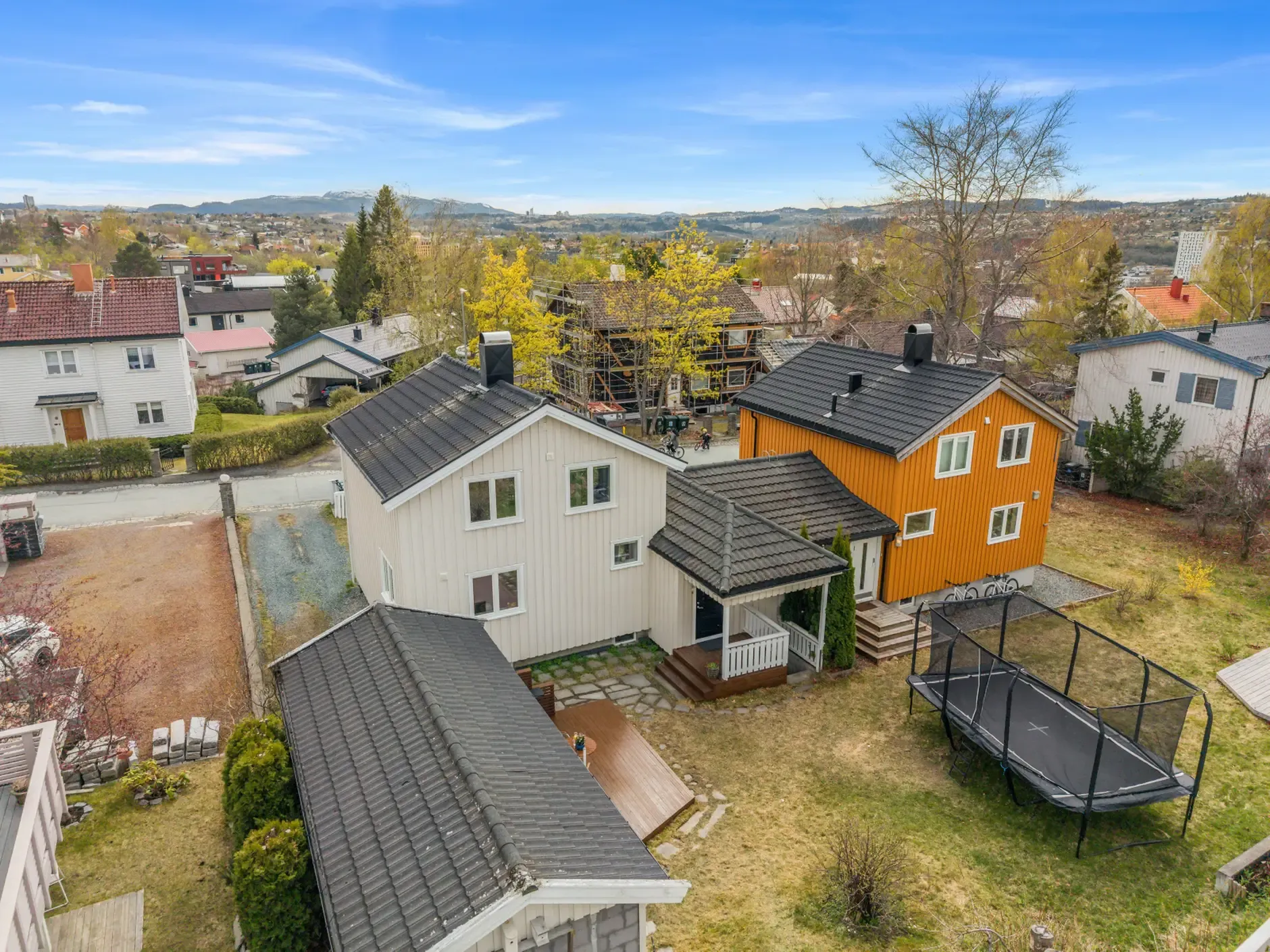 Mid-Century 3-Bedroom House with Garden and Terrace in Central Trondheim - Image 2
