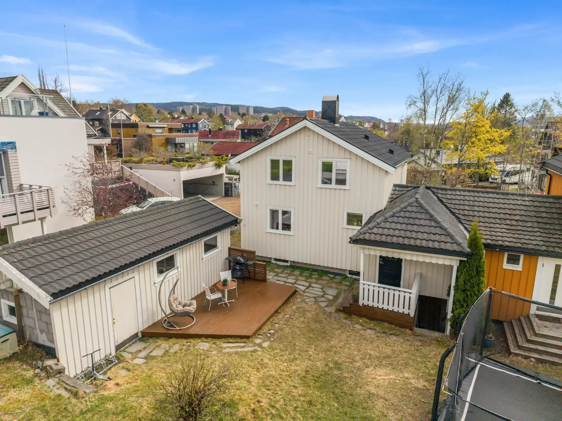Mid-Century 3-Bedroom House with Garden and Terrace in Central Trondheim - Image 3