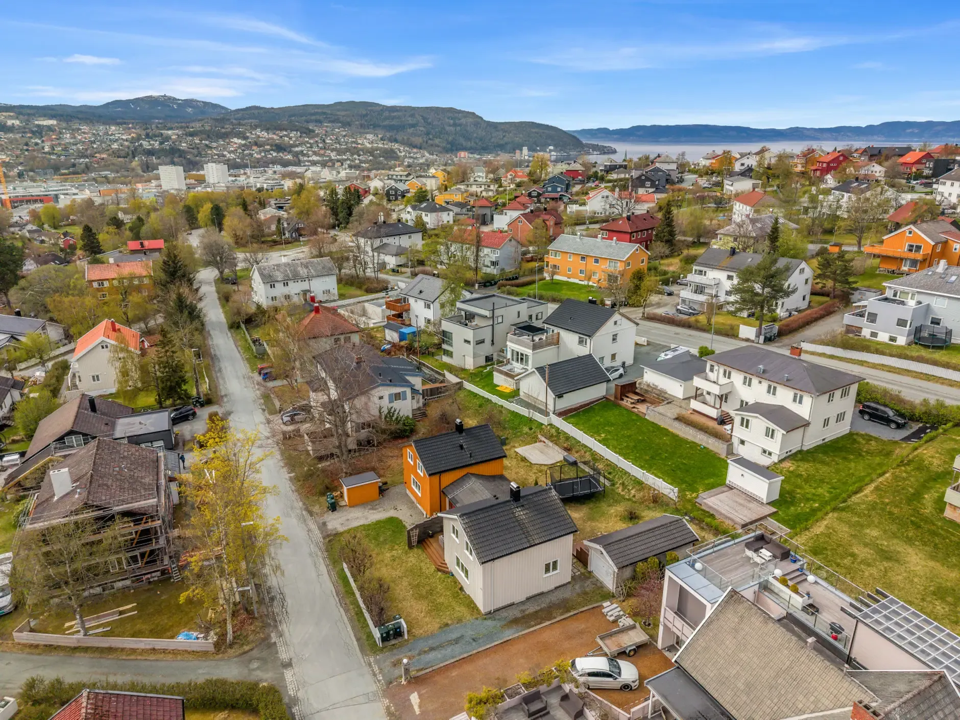 Mid-Century 3-Bedroom House with Garden and Terrace in Central Trondheim - Image 4