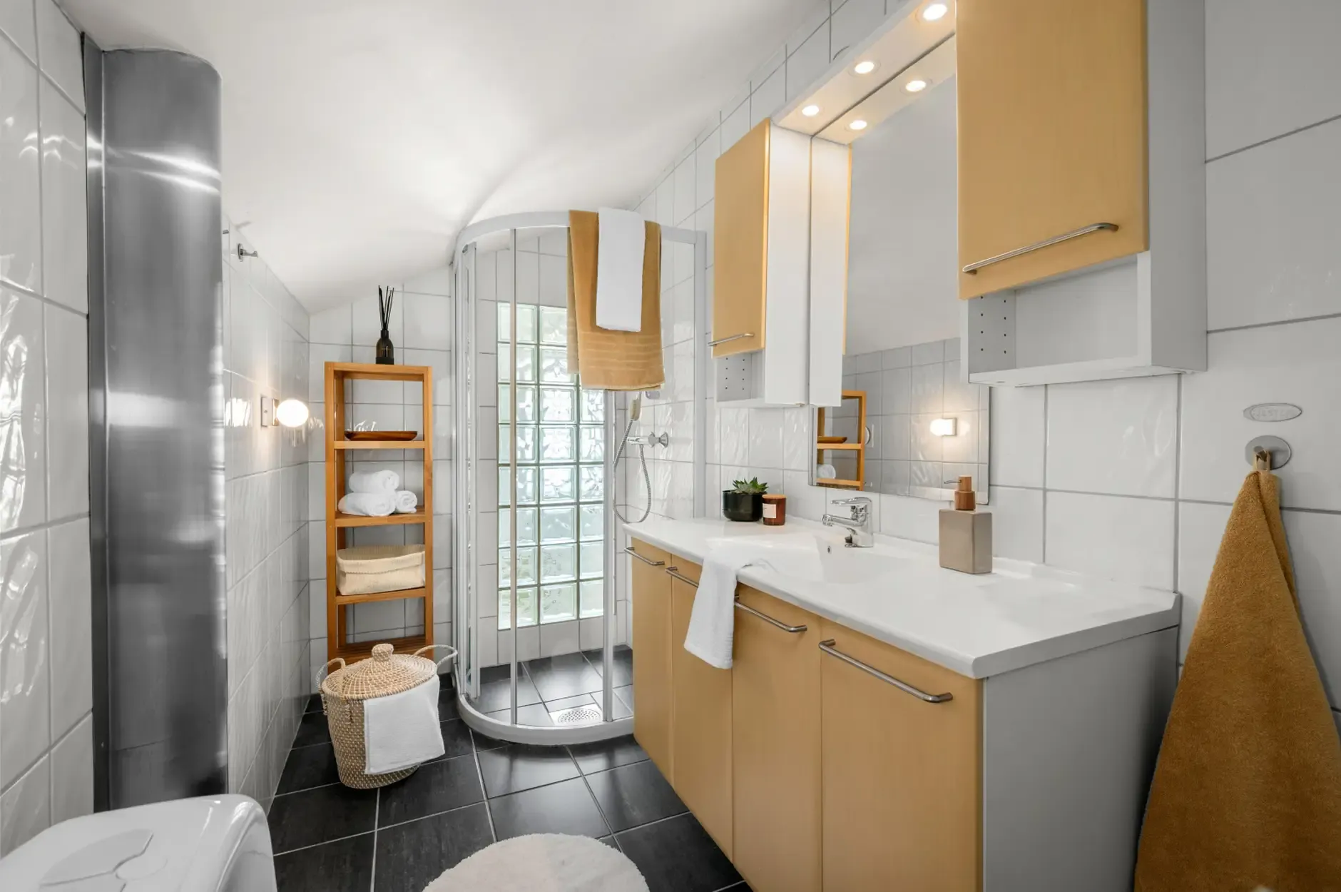Mid-Century 3-Bedroom House with Garden and Terrace in Central Trondheim - View image 21 of 47