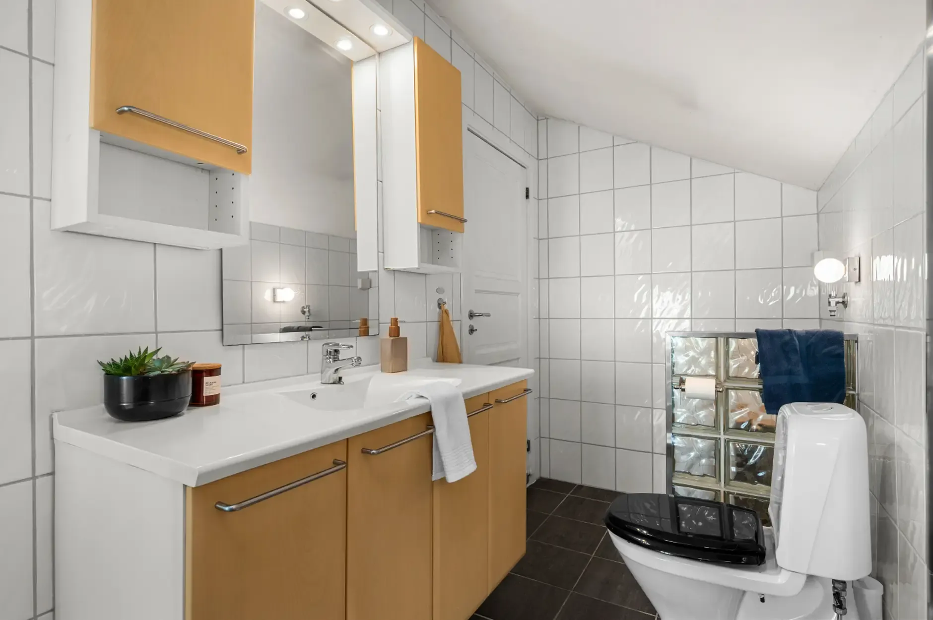 Mid-Century 3-Bedroom House with Garden and Terrace in Central Trondheim - View image 22 of 47