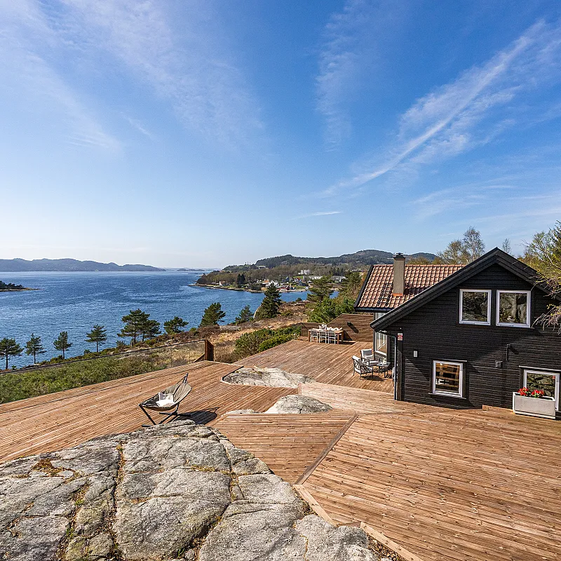 Norwegian Coastal Cabin with Expansive Terrace and Sea Views