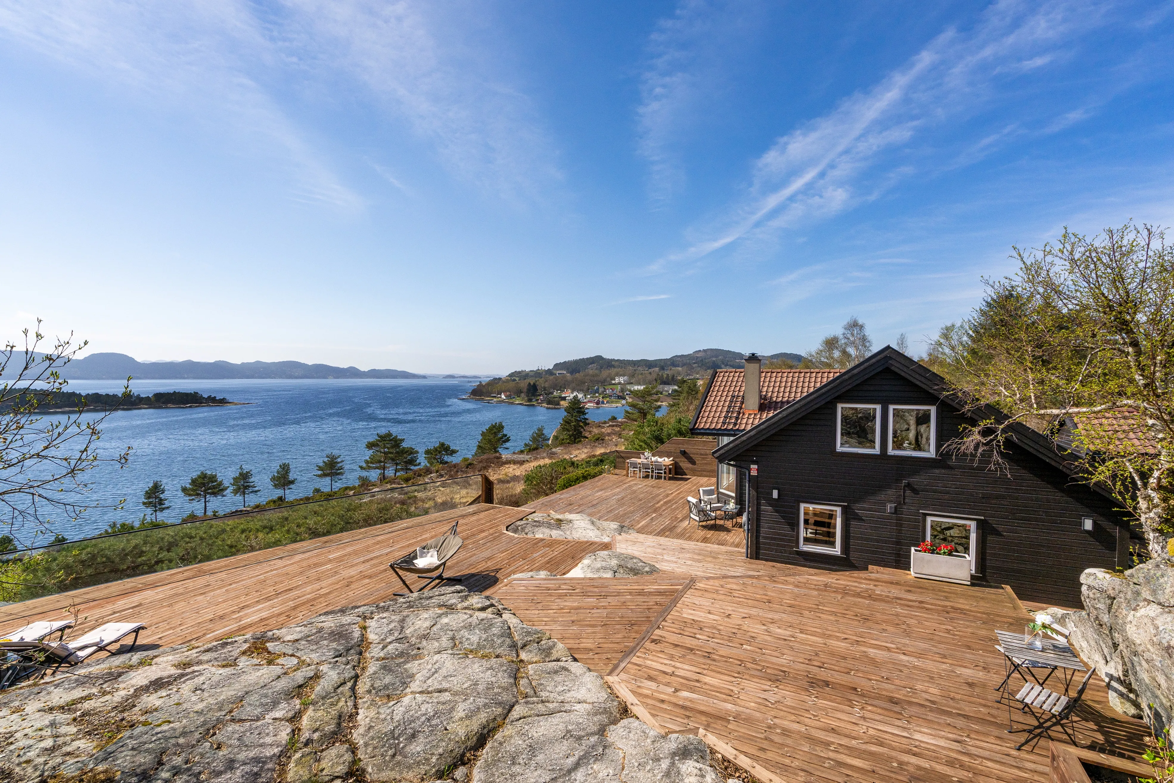 Norwegian Coastal Cabin with Expansive Terrace and Sea Views - Image 1
