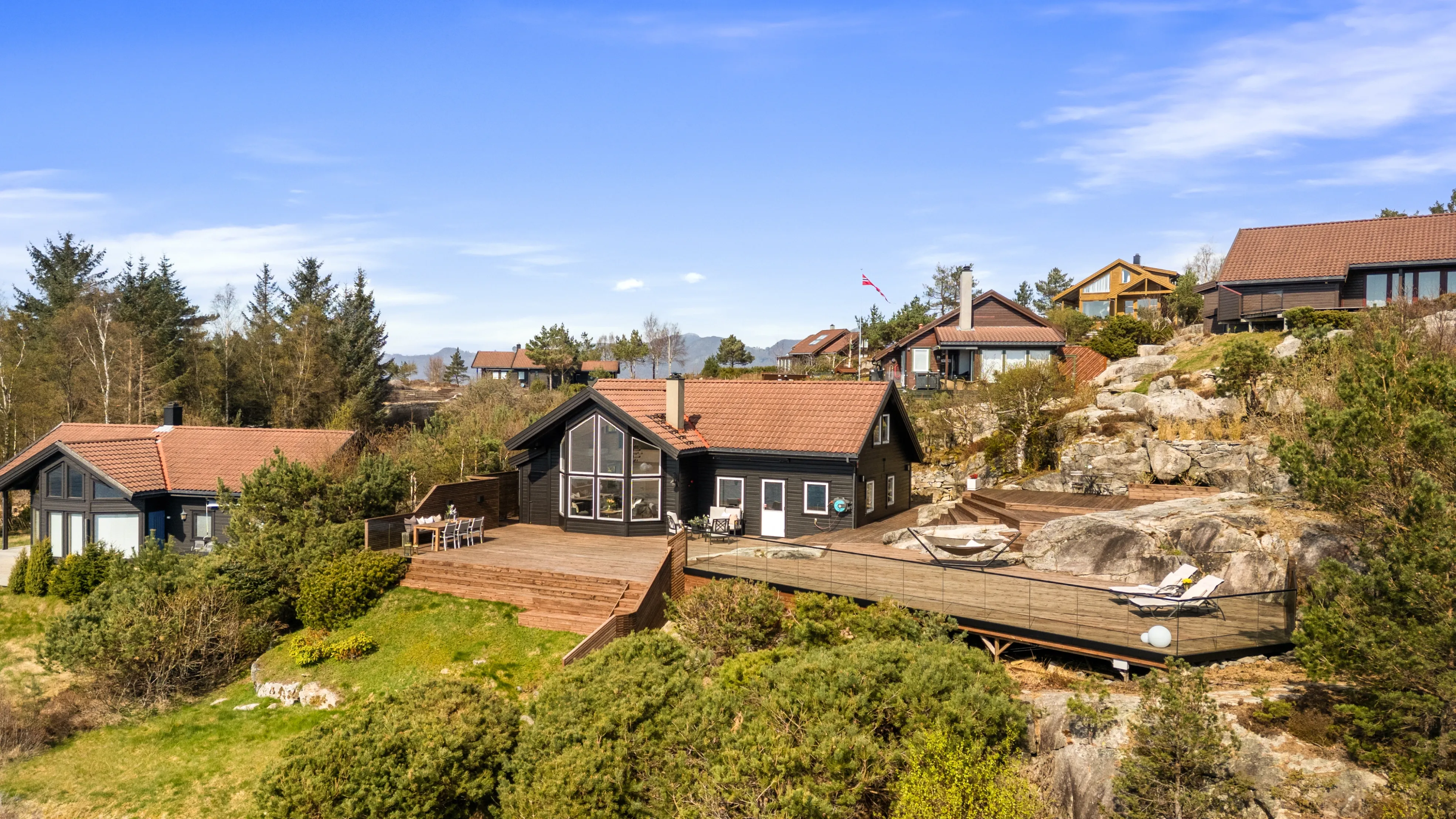 Norwegian Coastal Cabin with Expansive Terrace and Sea Views - Image 2