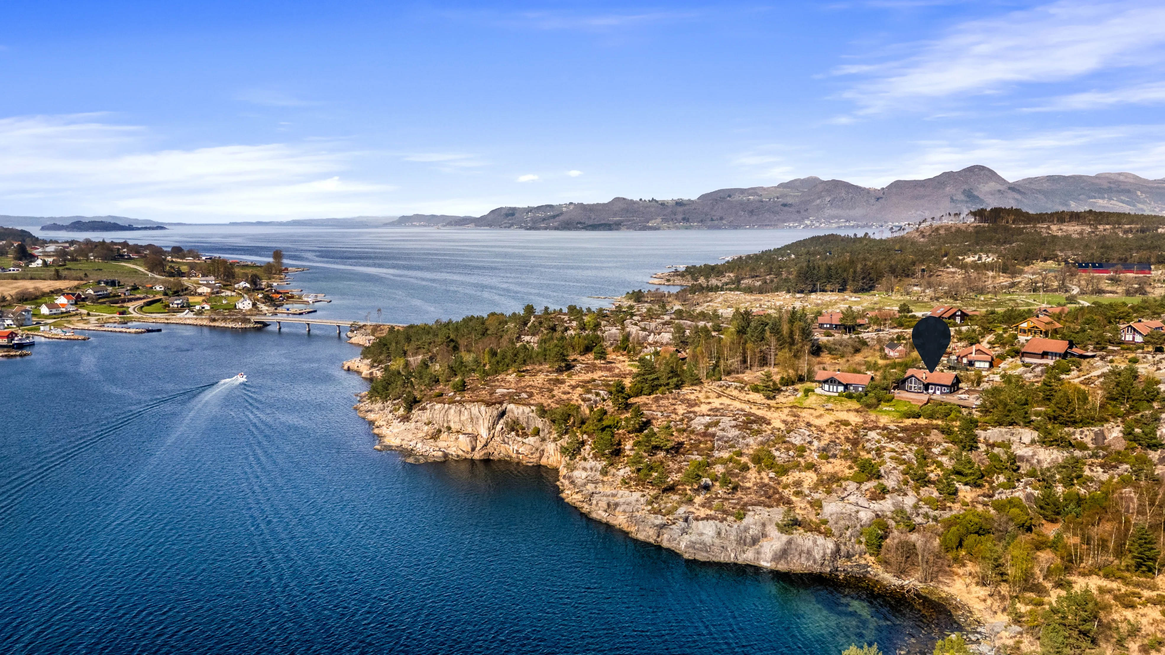 Norwegian Coastal Cabin with Expansive Terrace and Sea Views - Image 3