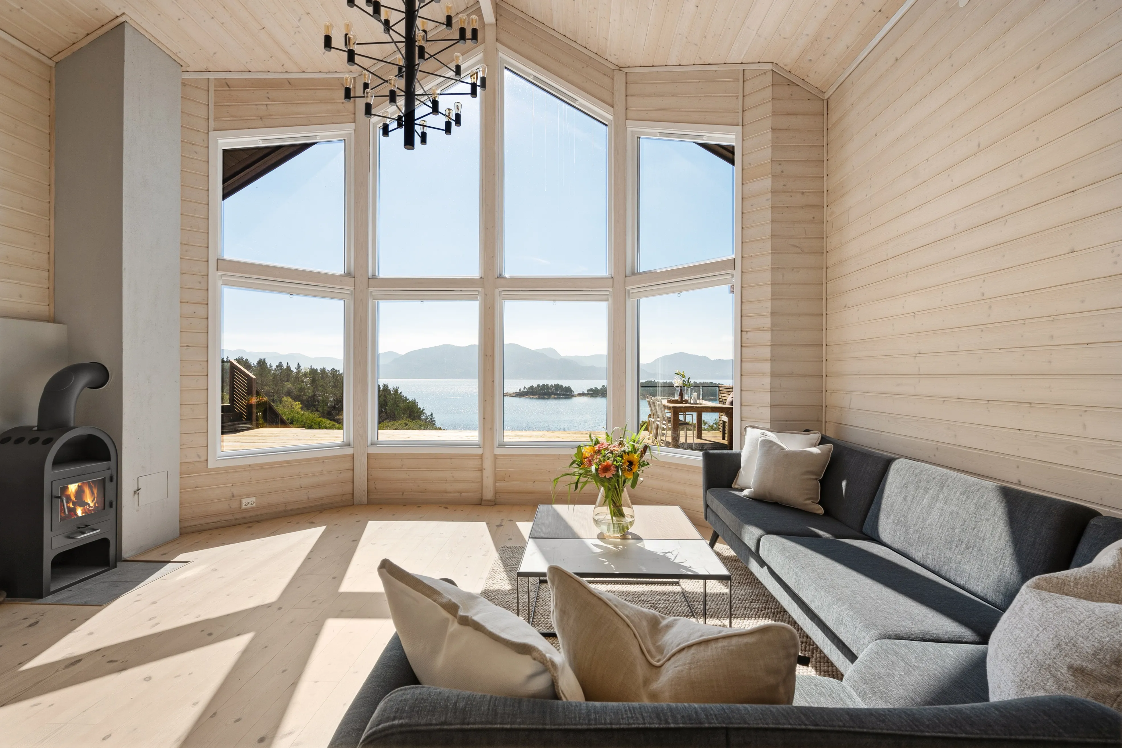 Norwegian Coastal Cabin with Expansive Terrace and Sea Views - Image 4
