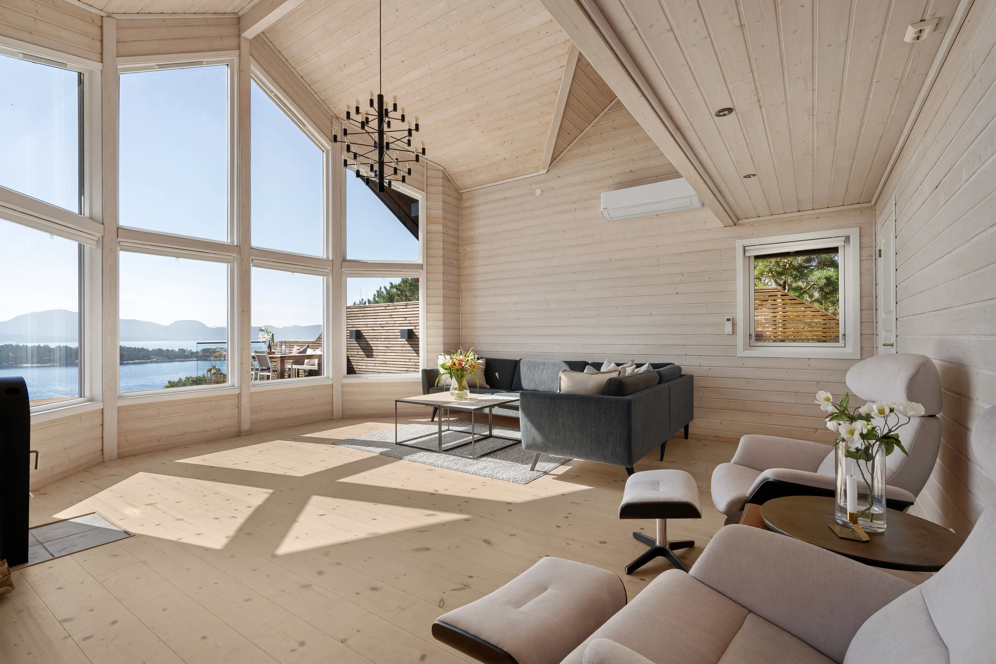 Norwegian Coastal Cabin with Expansive Terrace and Sea Views - View image 6 of 42