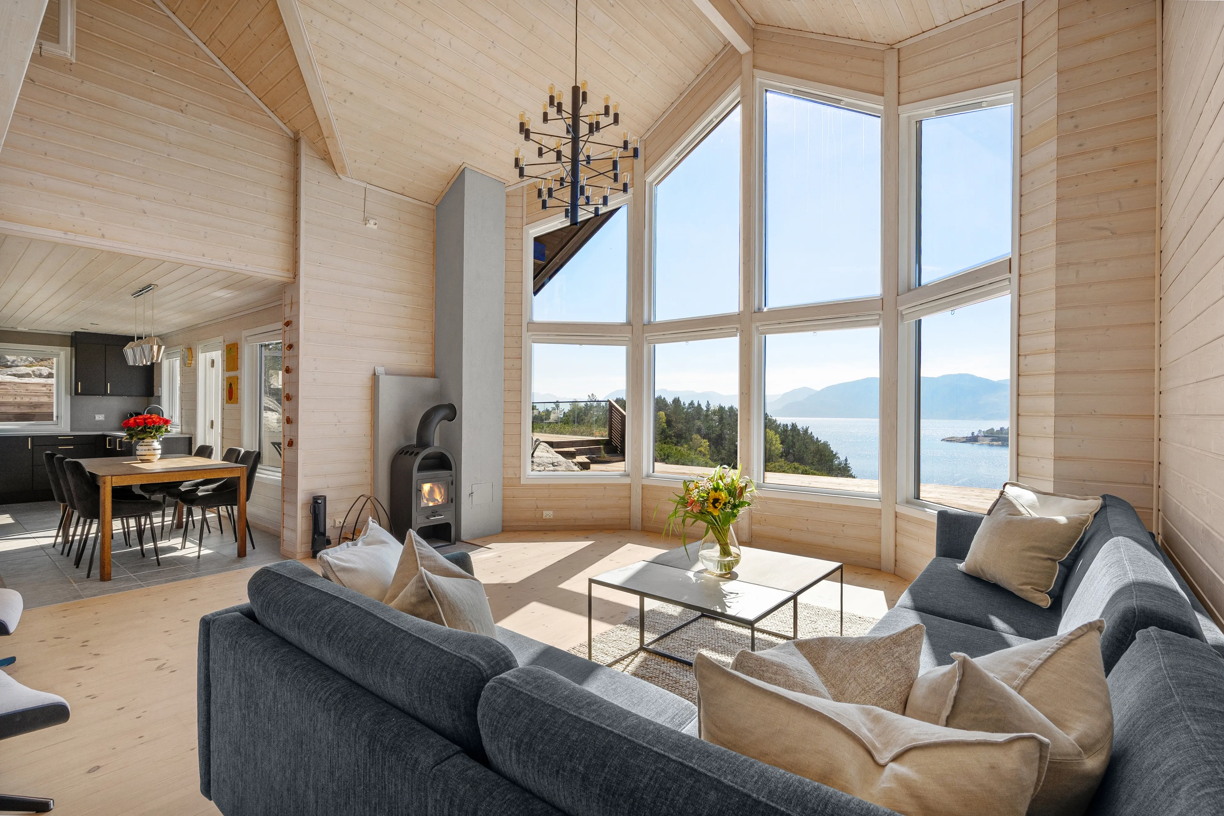 Norwegian Coastal Cabin with Expansive Terrace and Sea Views - View image 7 of 42