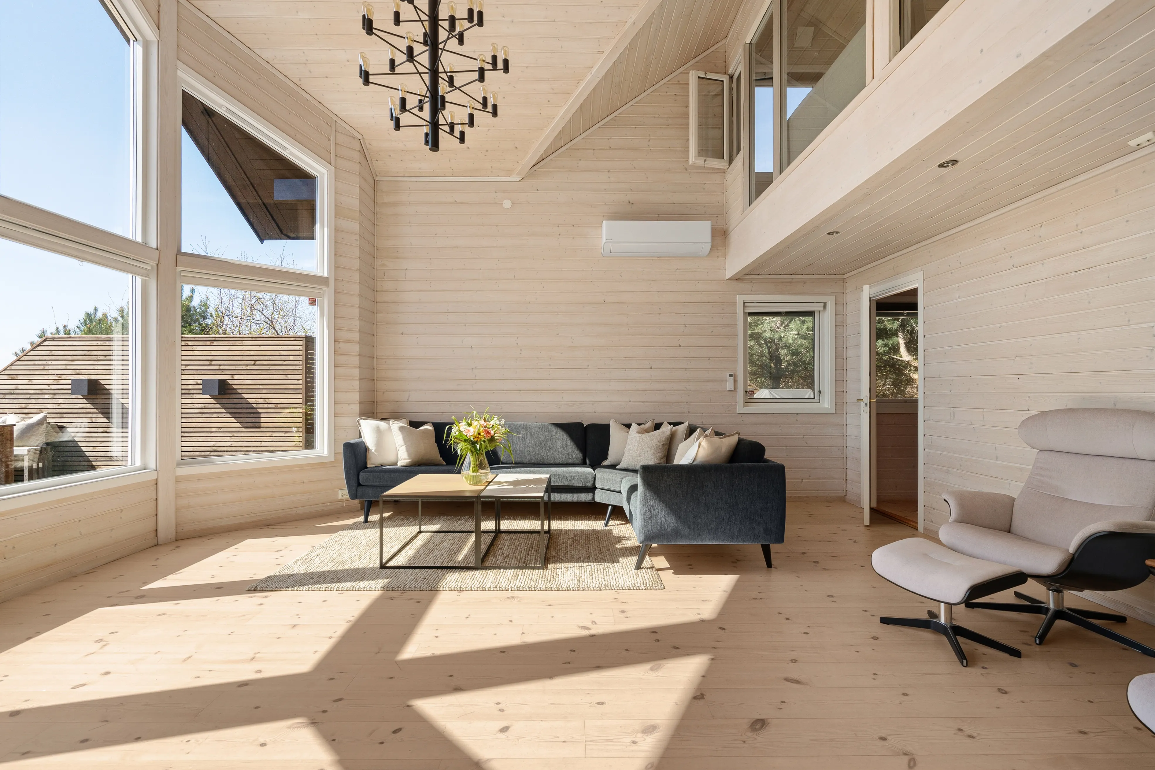Norwegian Coastal Cabin with Expansive Terrace and Sea Views - View image 8 of 42