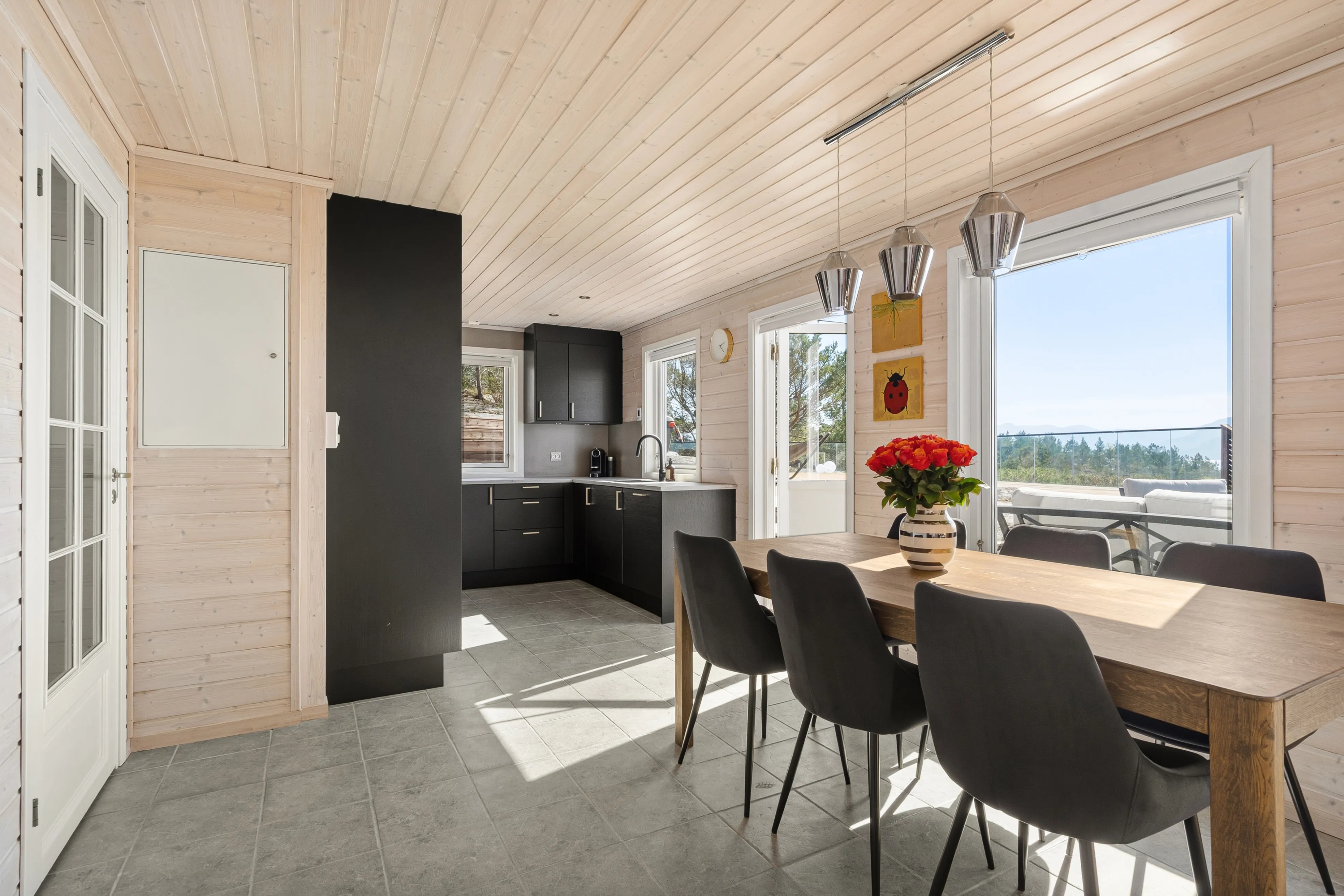 Norwegian Coastal Cabin with Expansive Terrace and Sea Views - View image 9 of 42