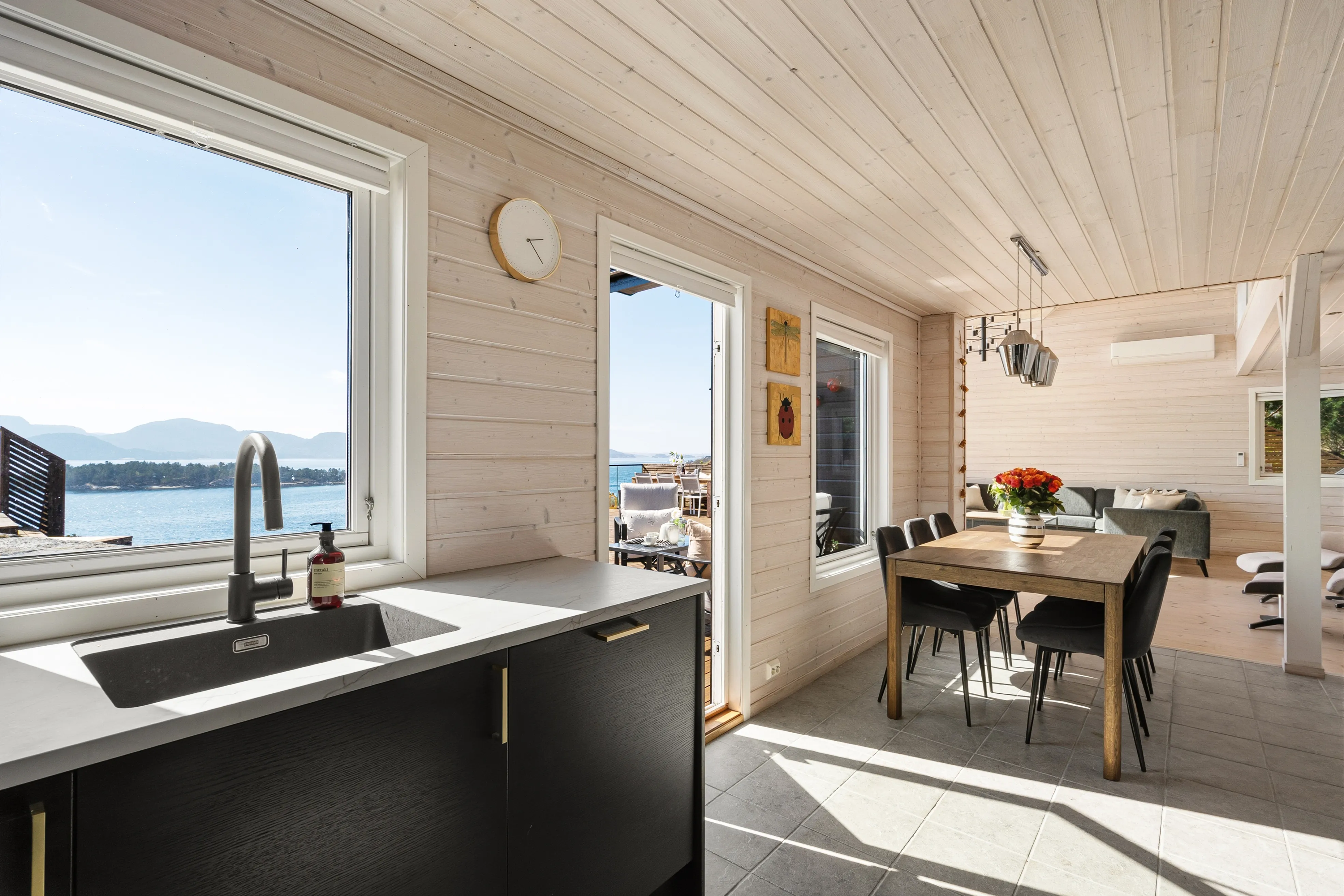 Norwegian Coastal Cabin with Expansive Terrace and Sea Views - View image 10 of 42