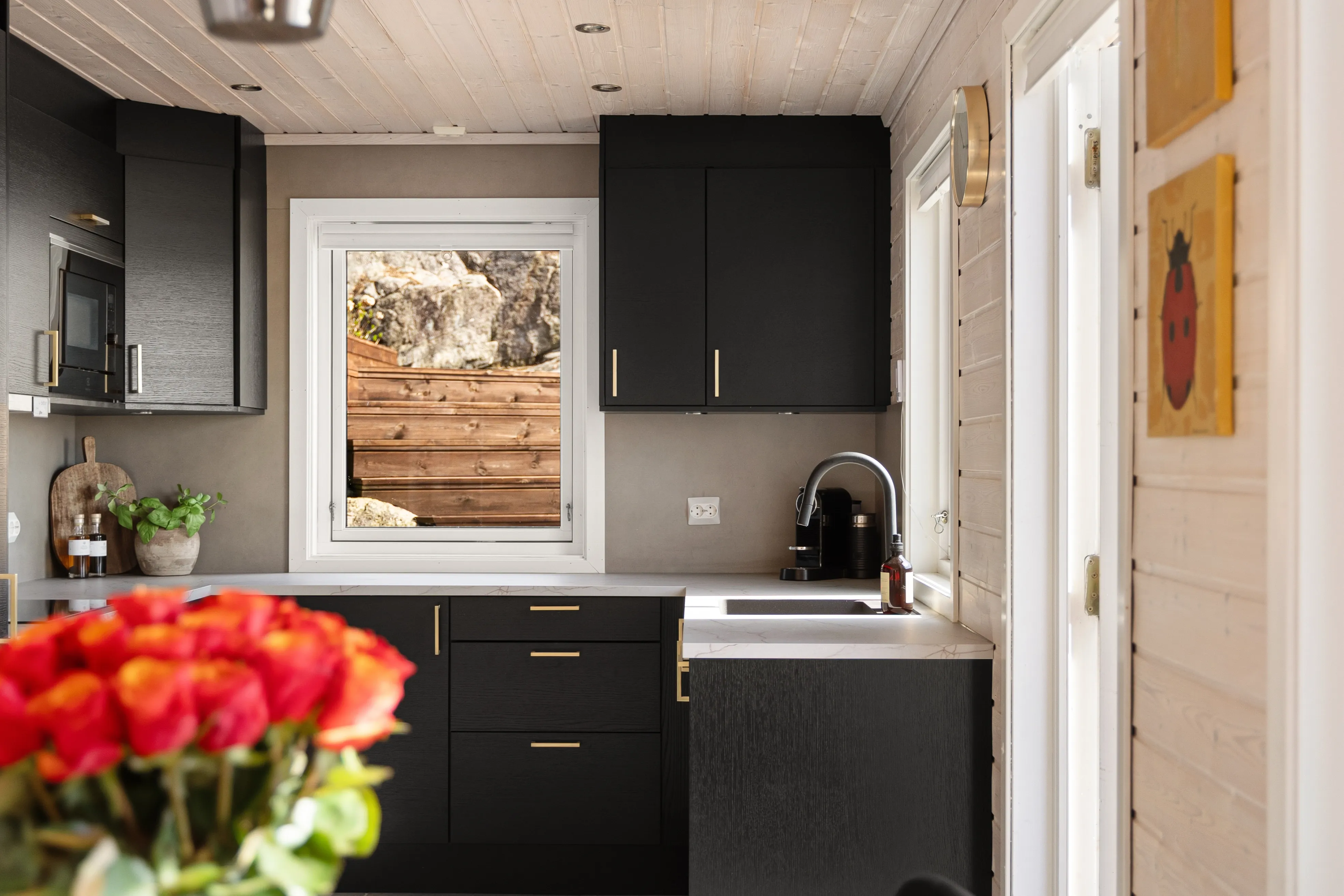 Norwegian Coastal Cabin with Expansive Terrace and Sea Views - View image 12 of 42
