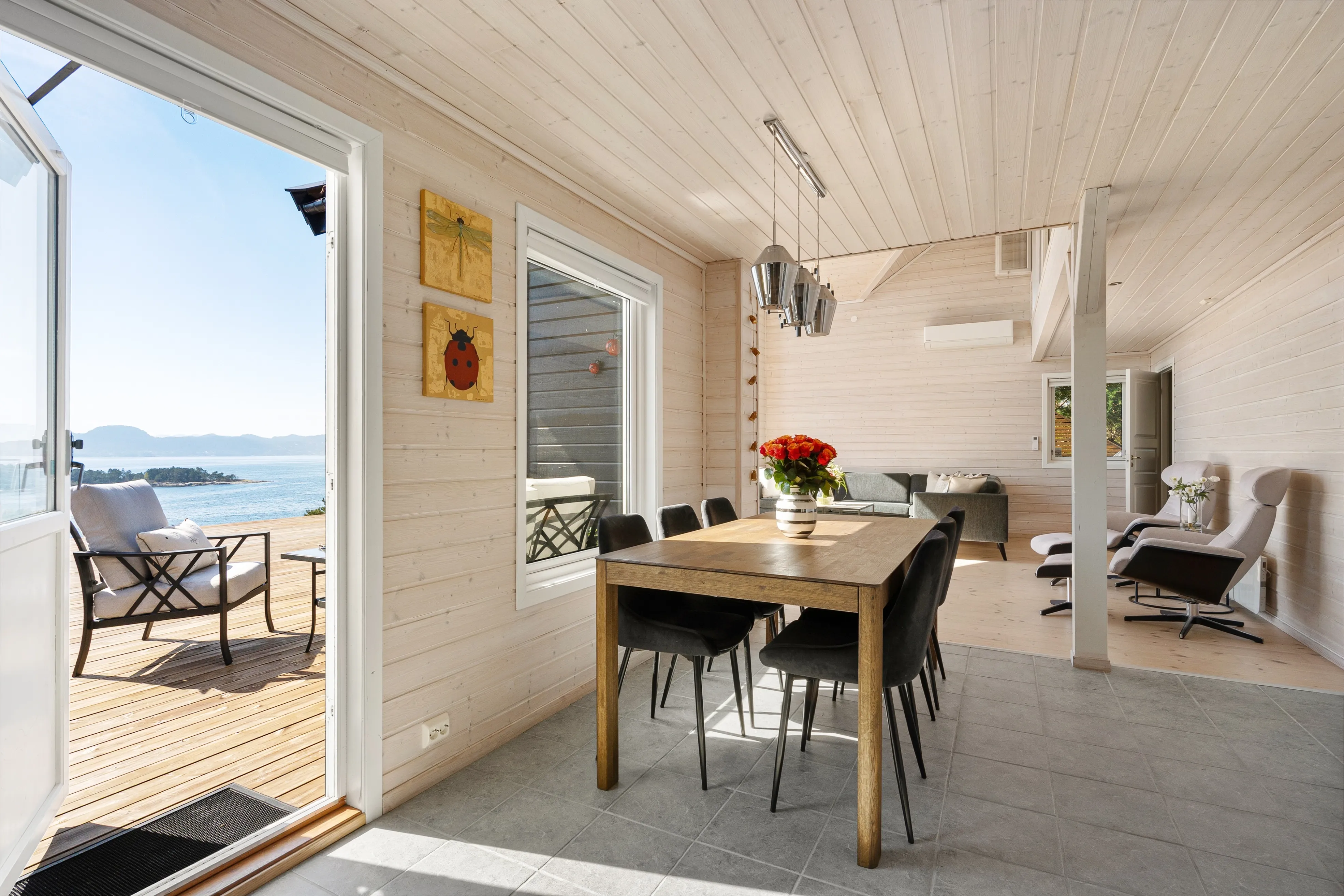 Norwegian Coastal Cabin with Expansive Terrace and Sea Views - View image 13 of 42