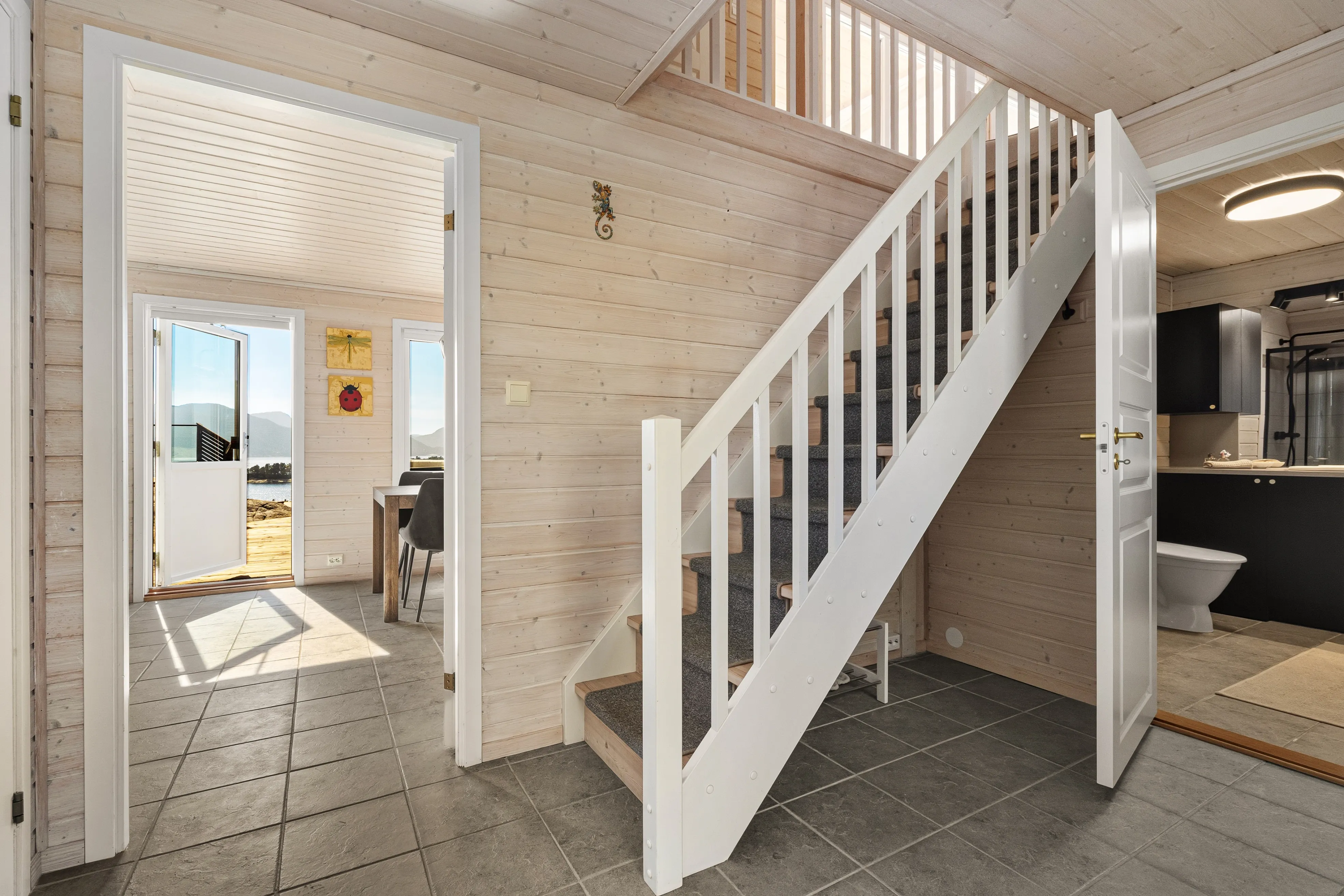 Norwegian Coastal Cabin with Expansive Terrace and Sea Views - View image 16 of 42