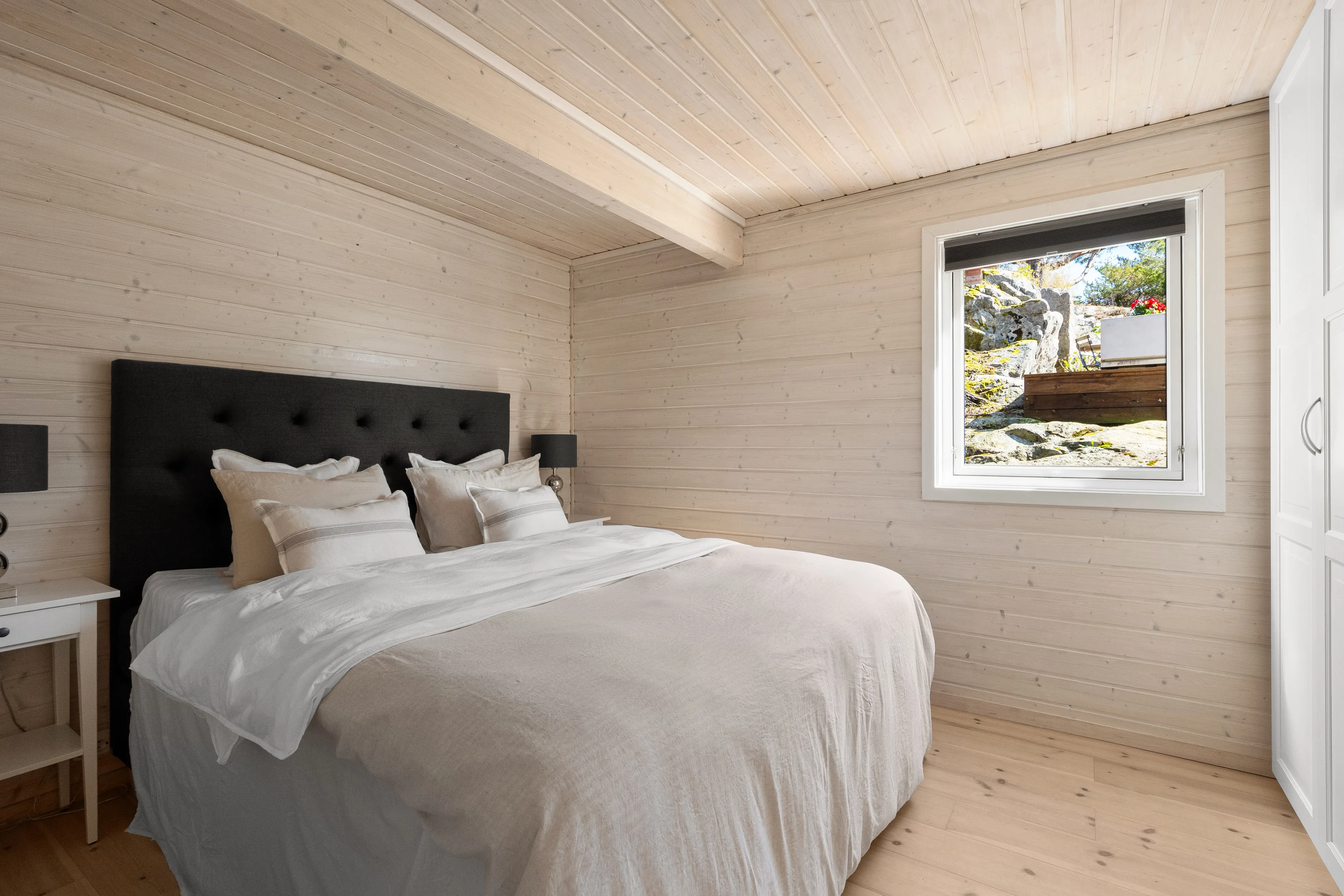 Norwegian Coastal Cabin with Expansive Terrace and Sea Views - View image 17 of 42