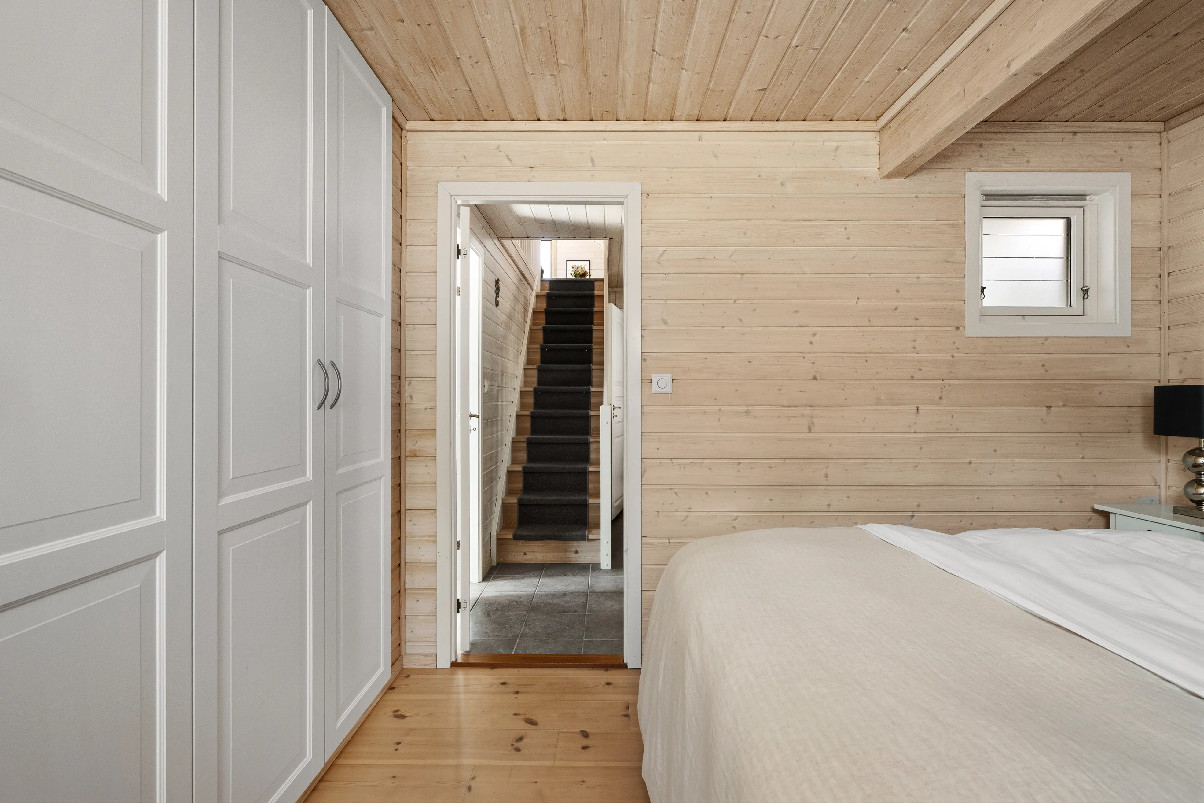Norwegian Coastal Cabin with Expansive Terrace and Sea Views - View image 18 of 42