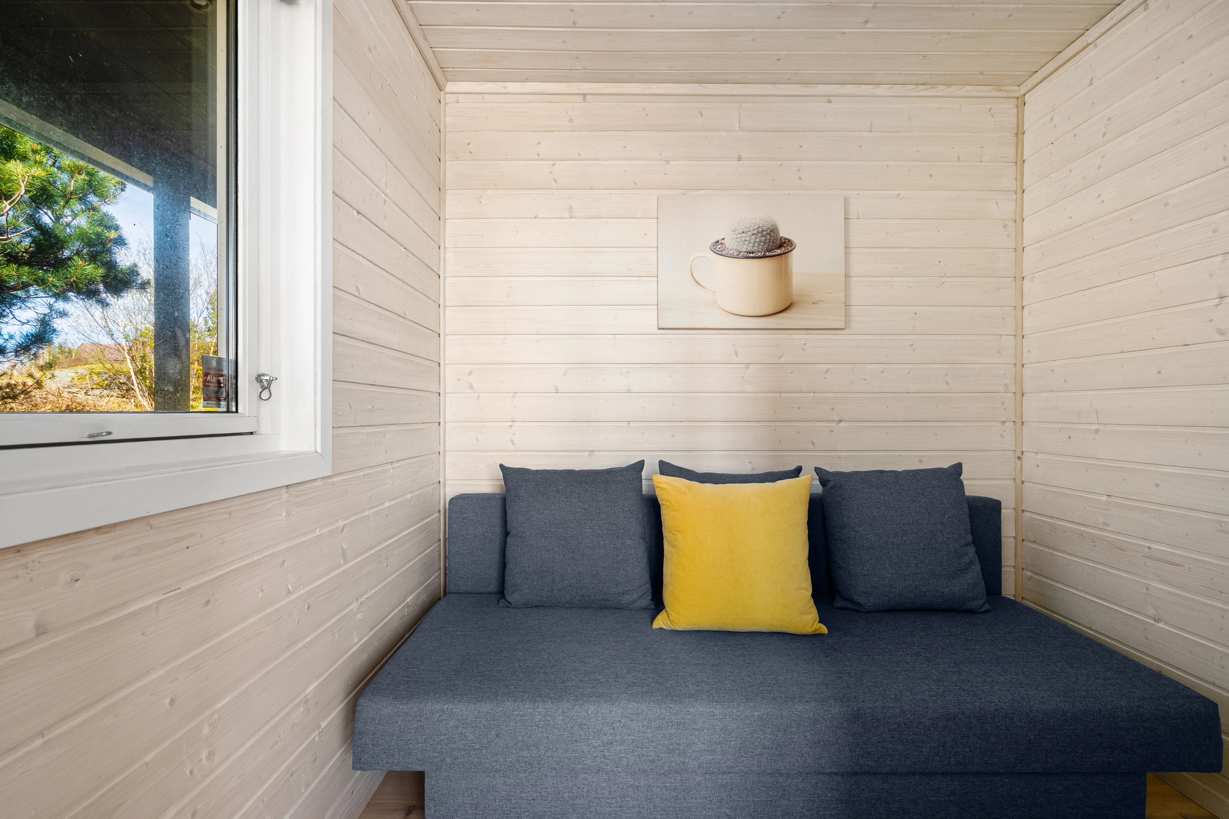 Norwegian Coastal Cabin with Expansive Terrace and Sea Views - View image 19 of 42
