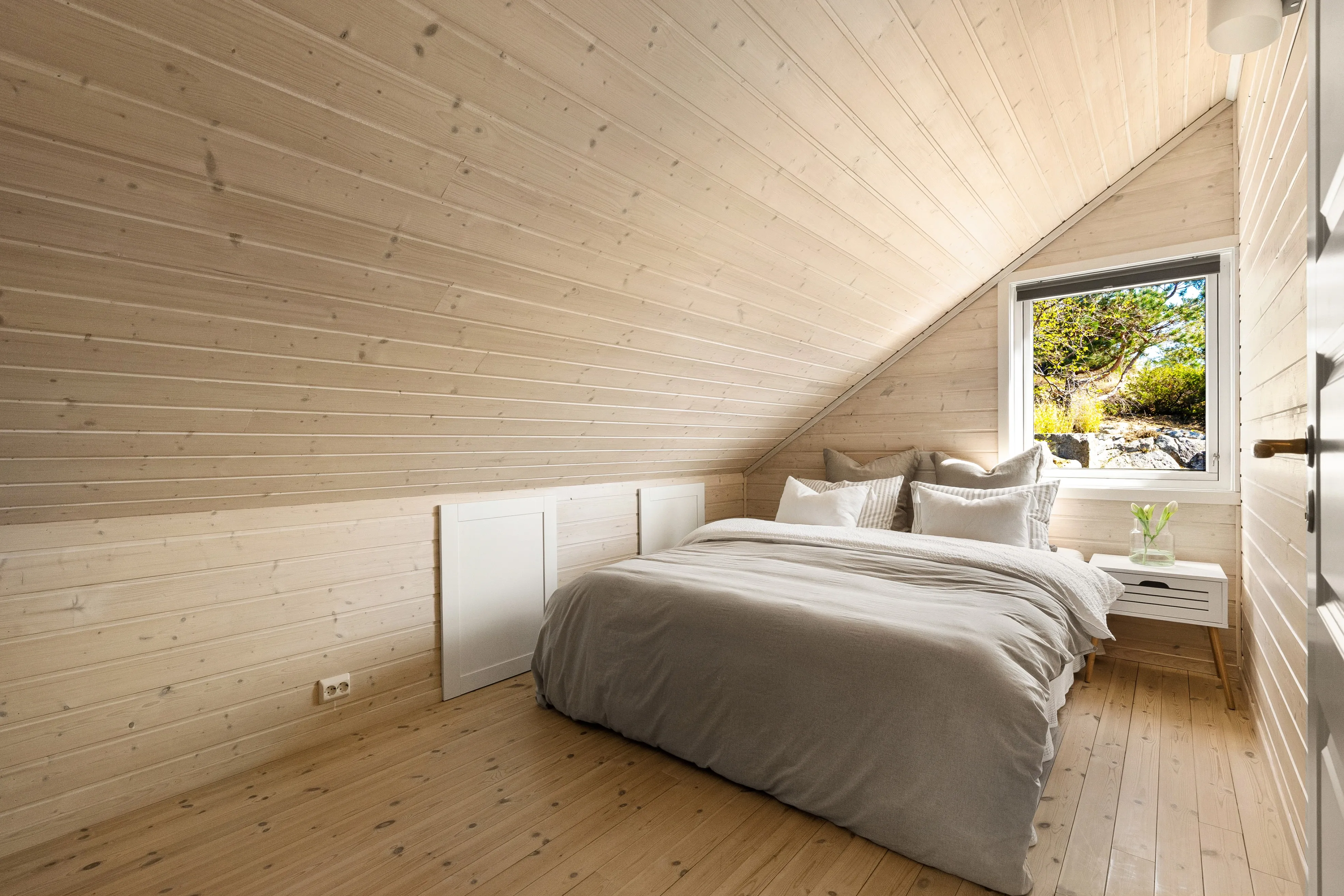 Norwegian Coastal Cabin with Expansive Terrace and Sea Views - View image 21 of 42