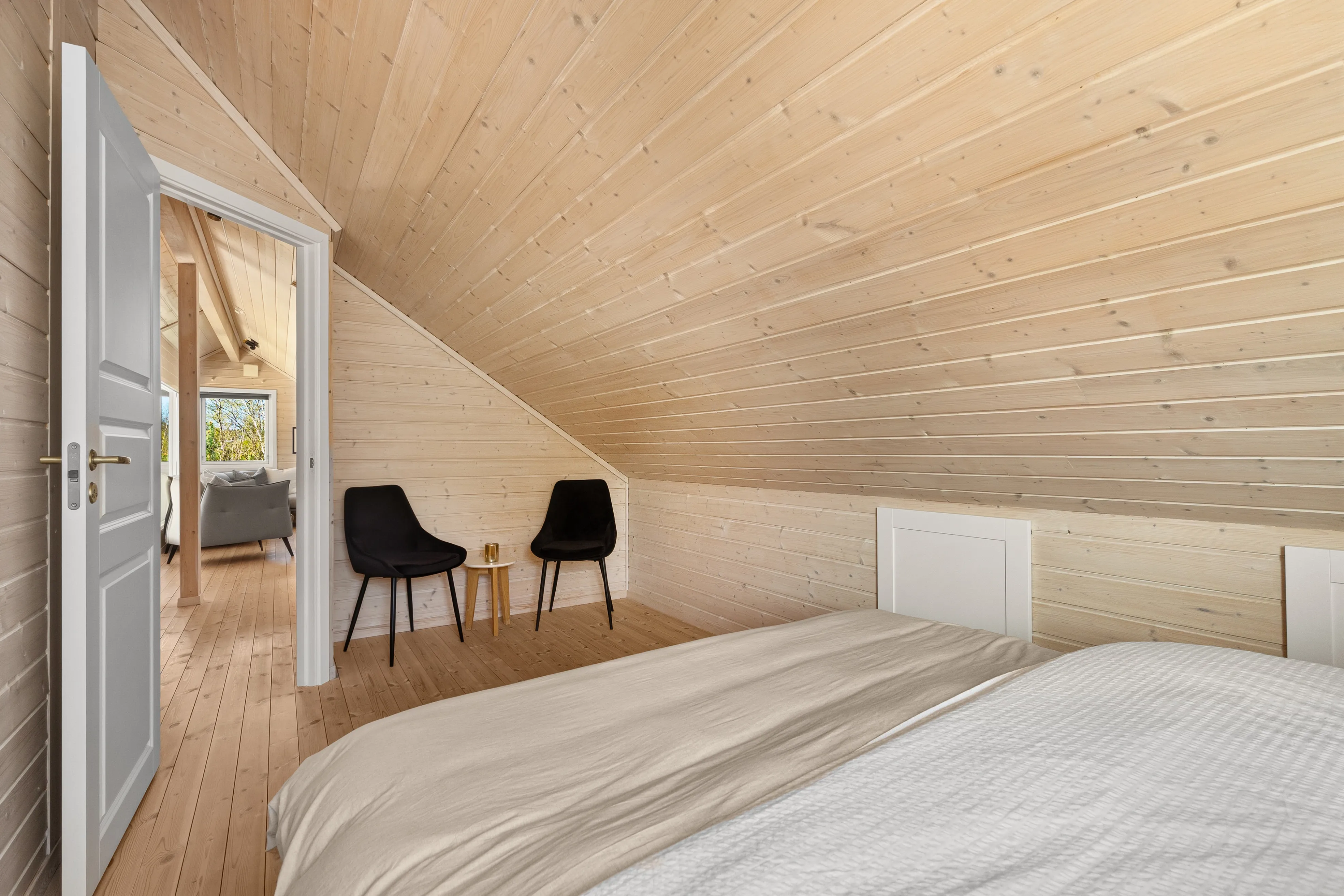 Norwegian Coastal Cabin with Expansive Terrace and Sea Views - View image 22 of 42