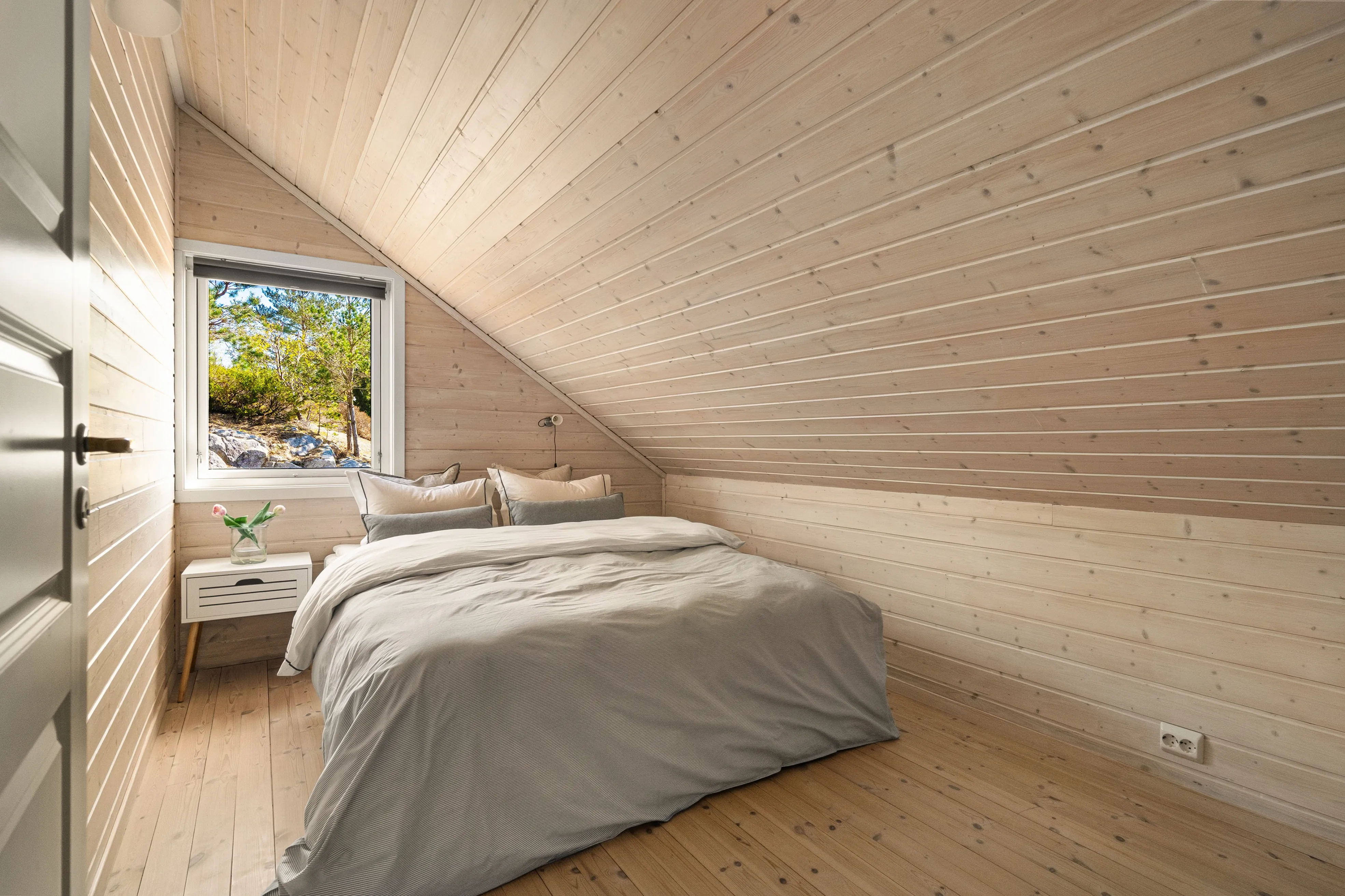 Norwegian Coastal Cabin with Expansive Terrace and Sea Views - View image 23 of 42