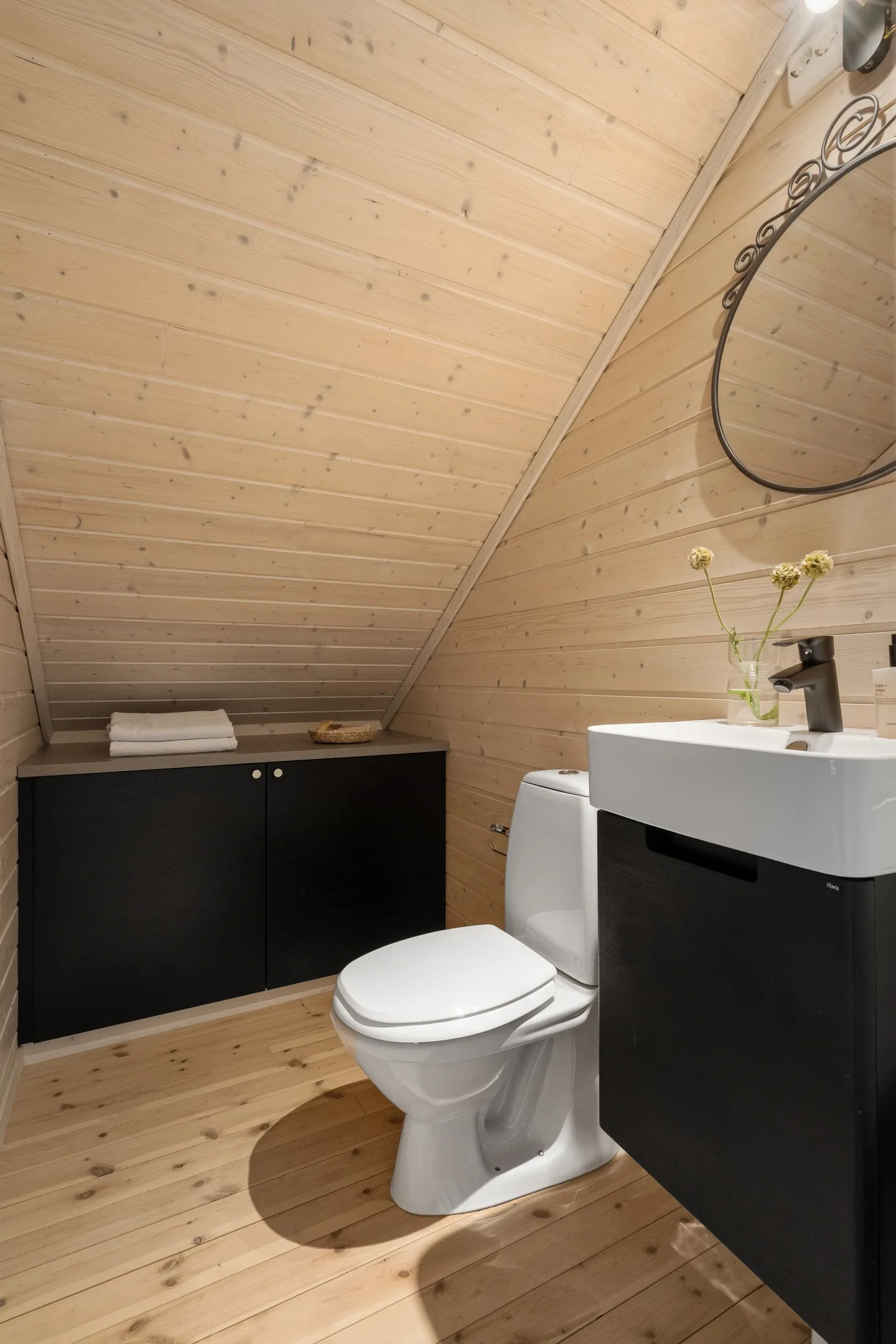 Norwegian Coastal Cabin with Expansive Terrace and Sea Views - View image 24 of 42