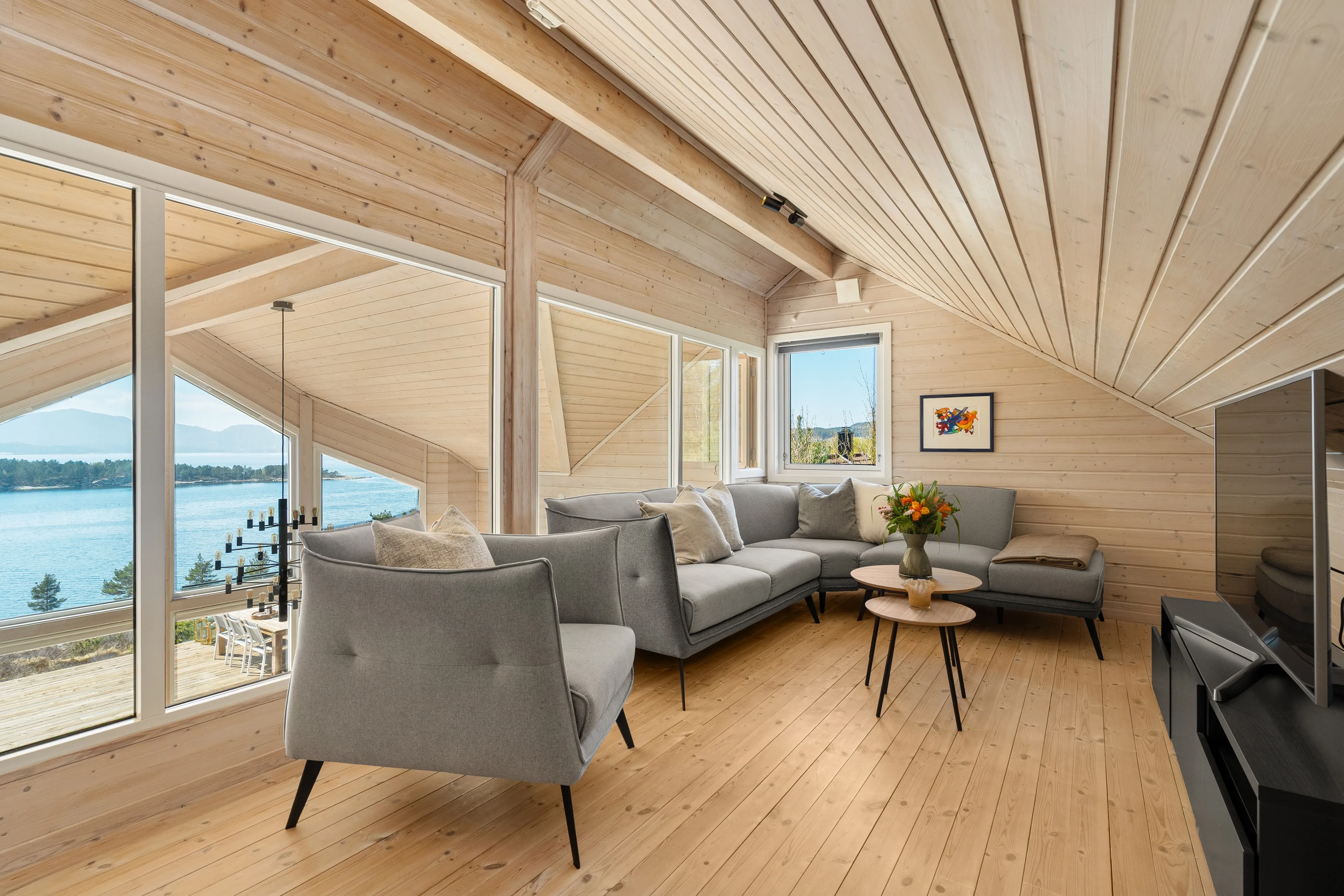 Norwegian Coastal Cabin with Expansive Terrace and Sea Views - View image 25 of 42
