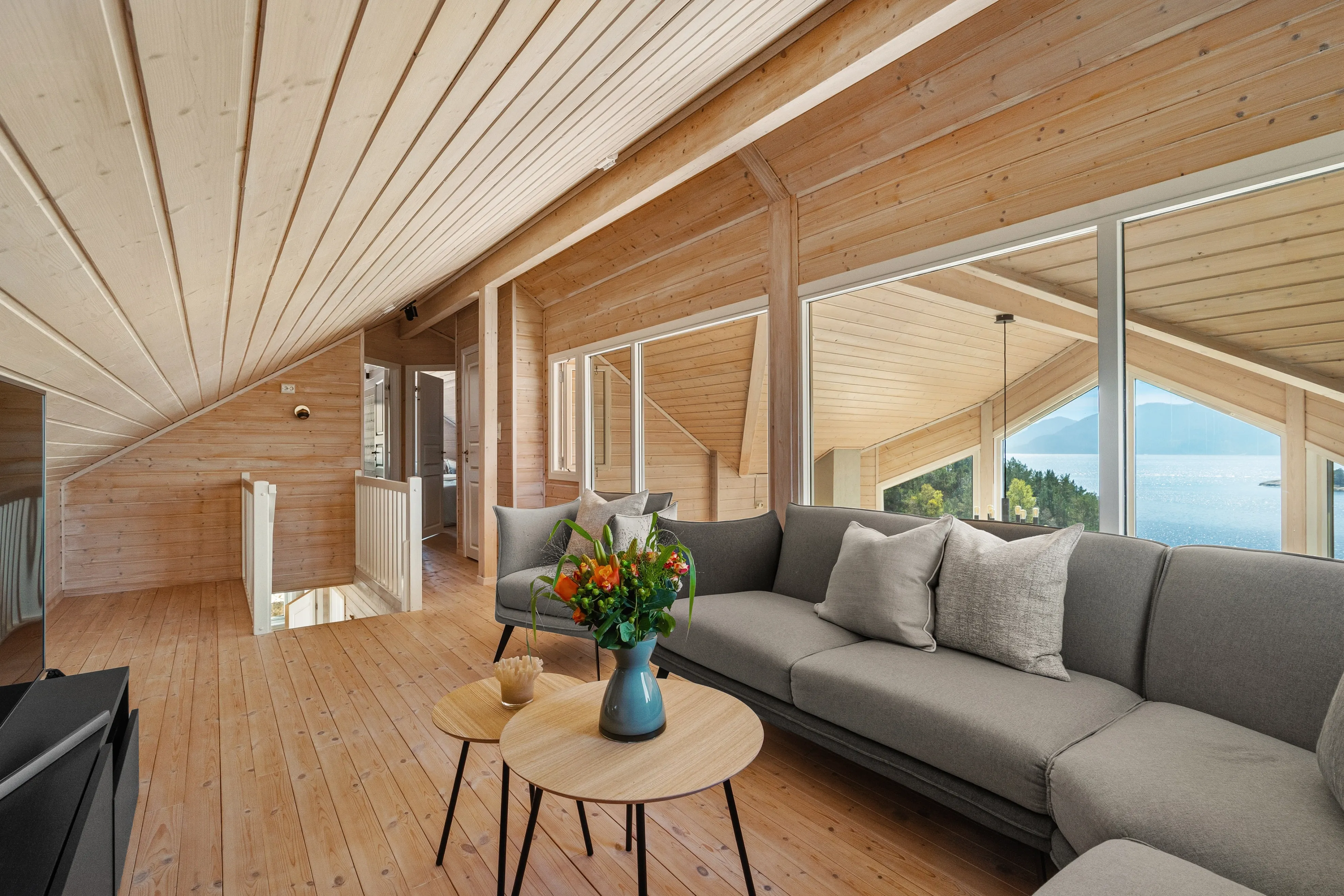 Norwegian Coastal Cabin with Expansive Terrace and Sea Views - View image 26 of 42