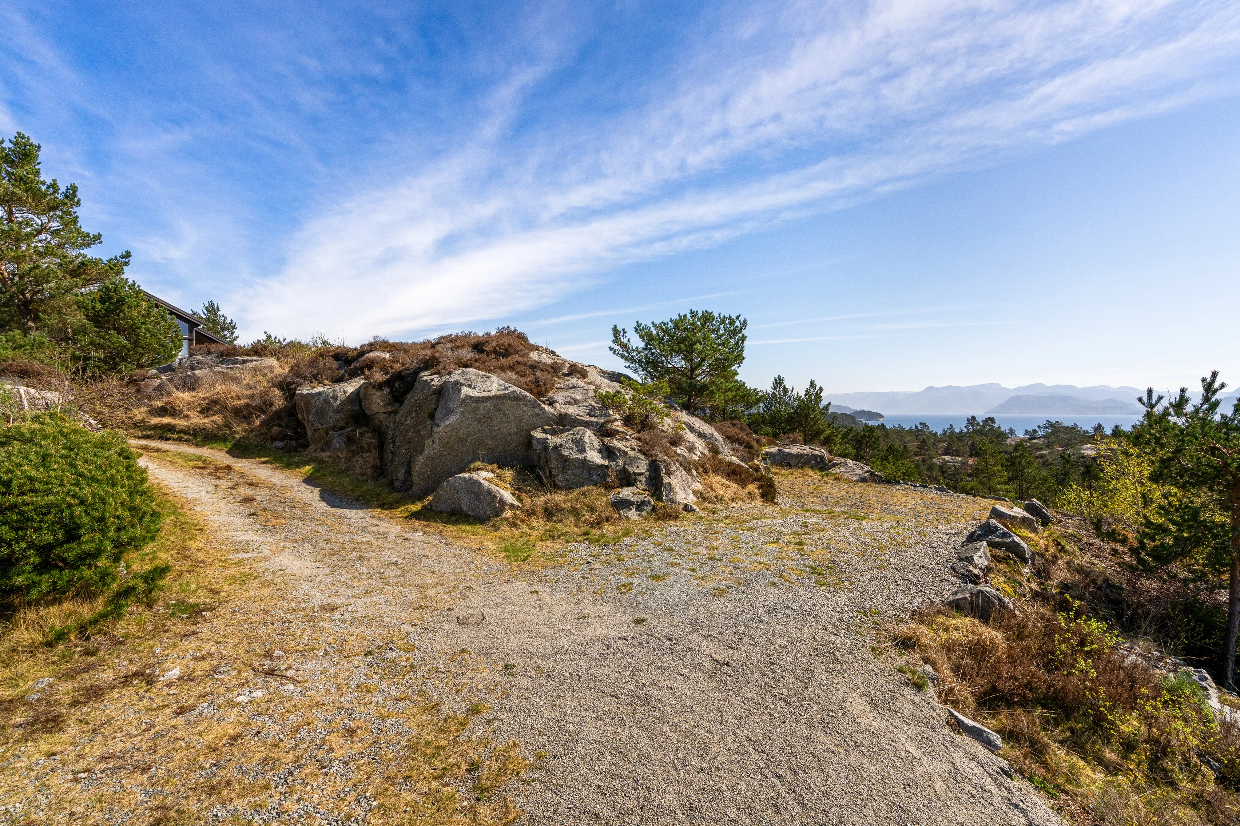 Norwegian Coastal Cabin with Expansive Terrace and Sea Views - View image 27 of 42