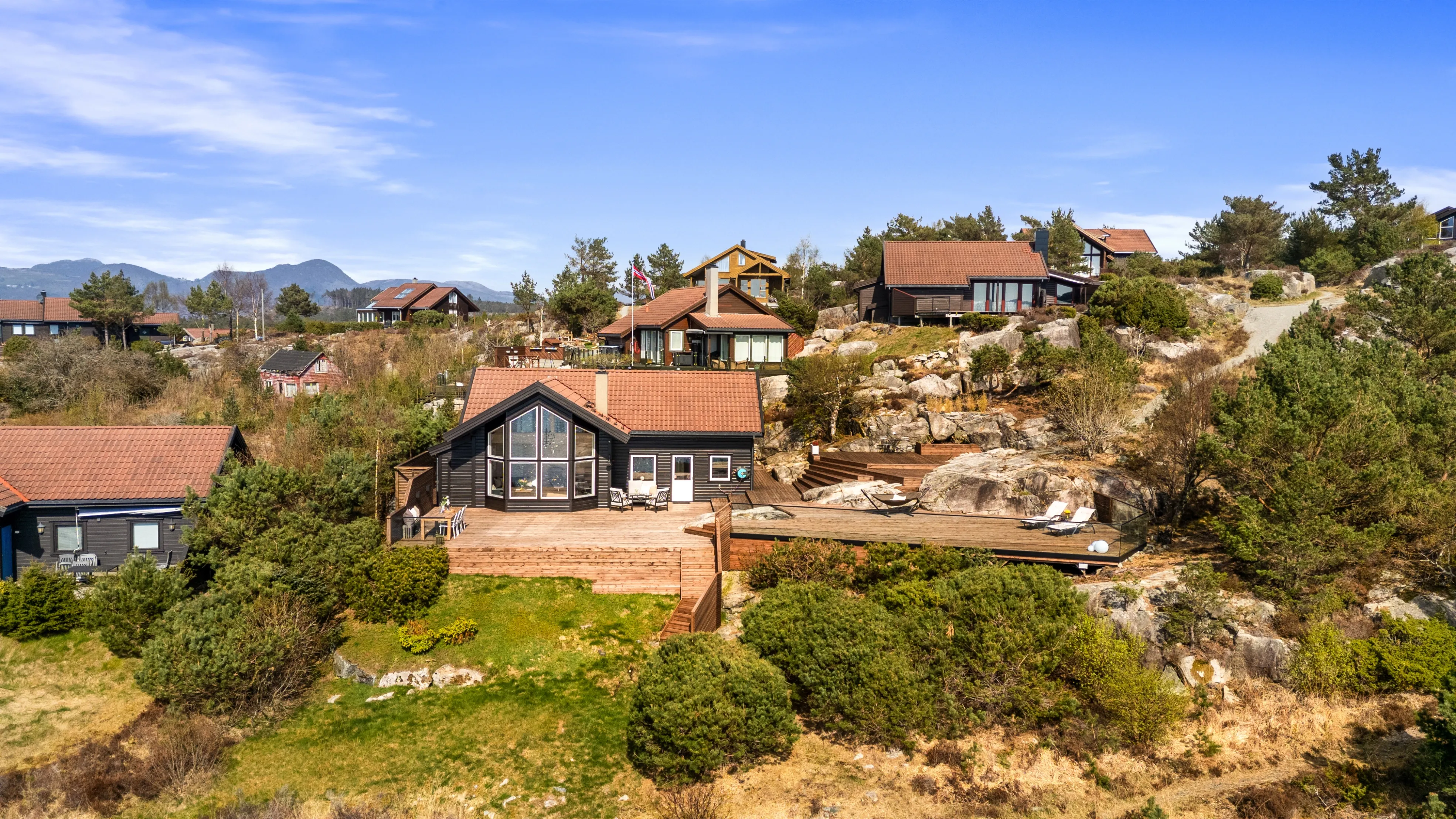 Norwegian Coastal Cabin with Expansive Terrace and Sea Views - View image 28 of 42