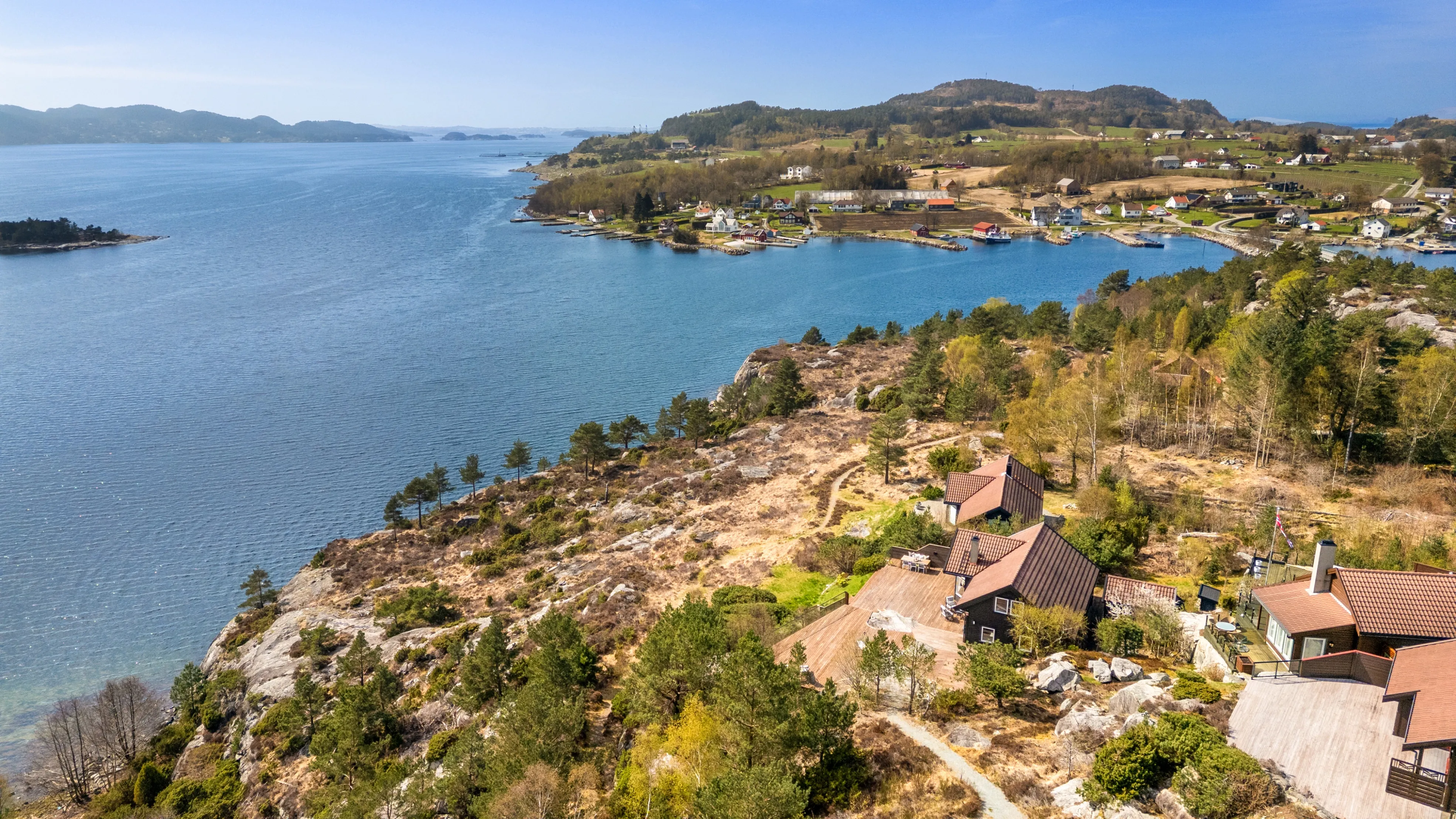 Norwegian Coastal Cabin with Expansive Terrace and Sea Views - View image 29 of 42