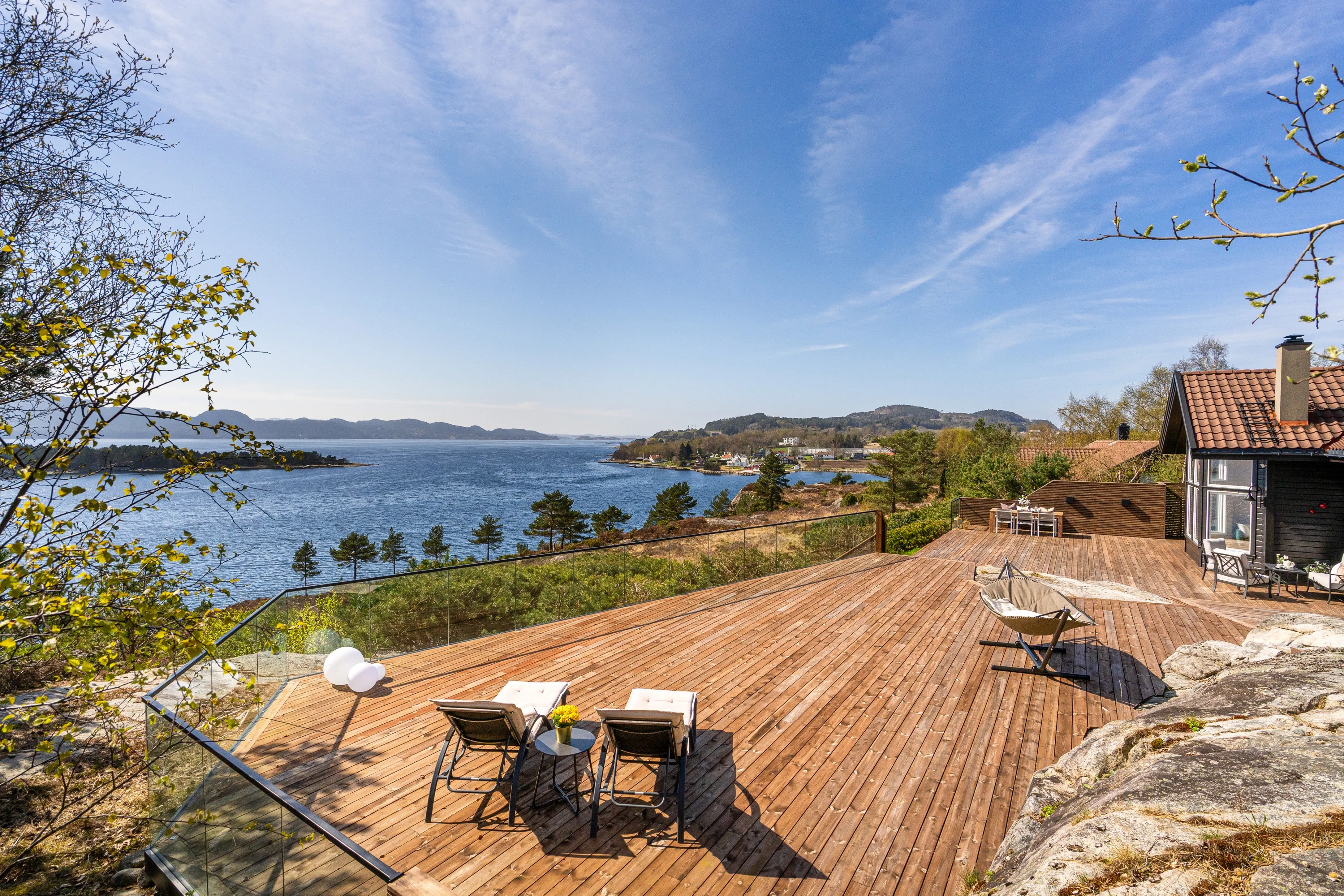 Norwegian Coastal Cabin with Expansive Terrace and Sea Views - View image 30 of 42