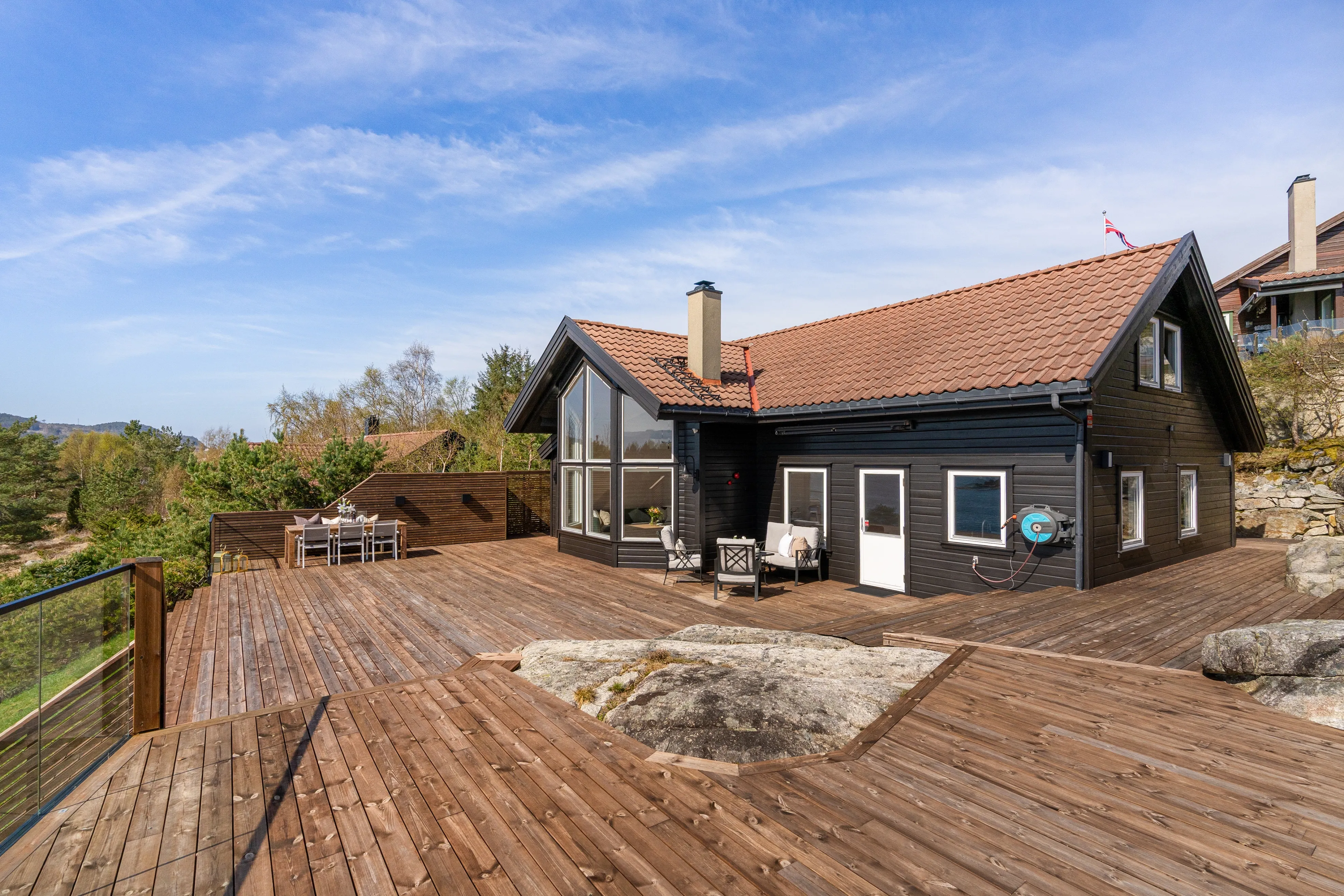 Norwegian Coastal Cabin with Expansive Terrace and Sea Views - View image 31 of 42