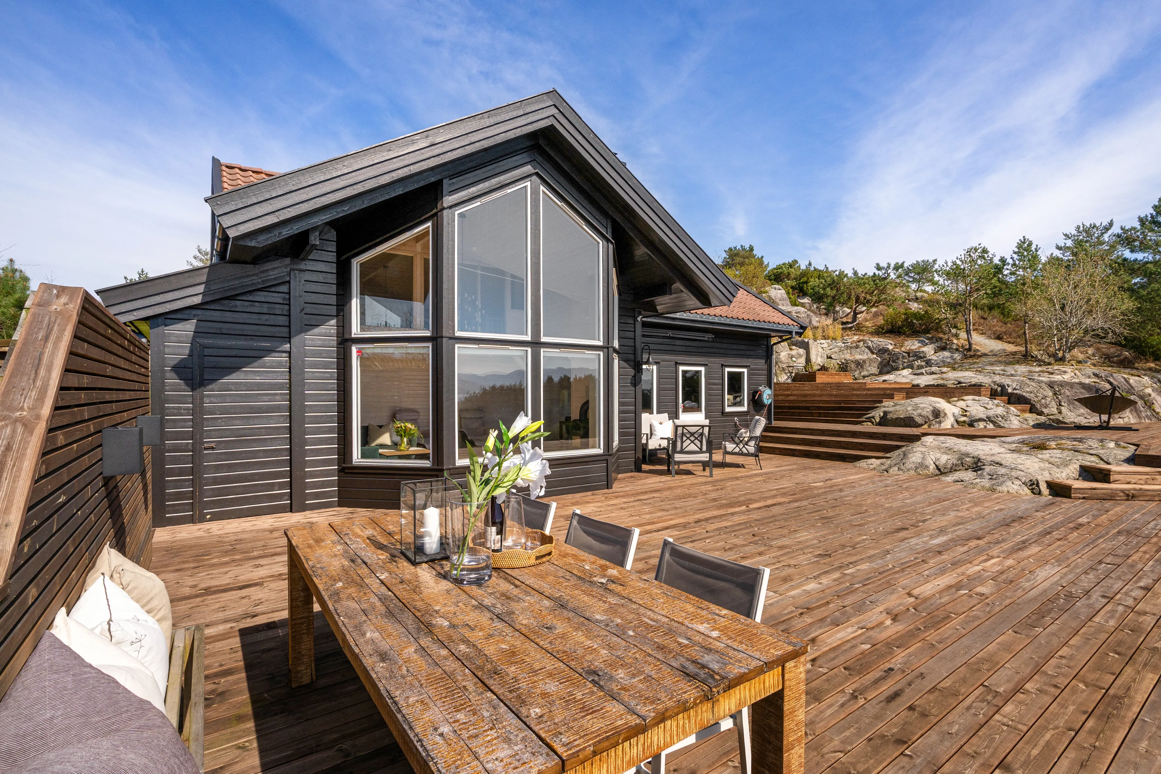 Norwegian Coastal Cabin with Expansive Terrace and Sea Views - View image 33 of 42