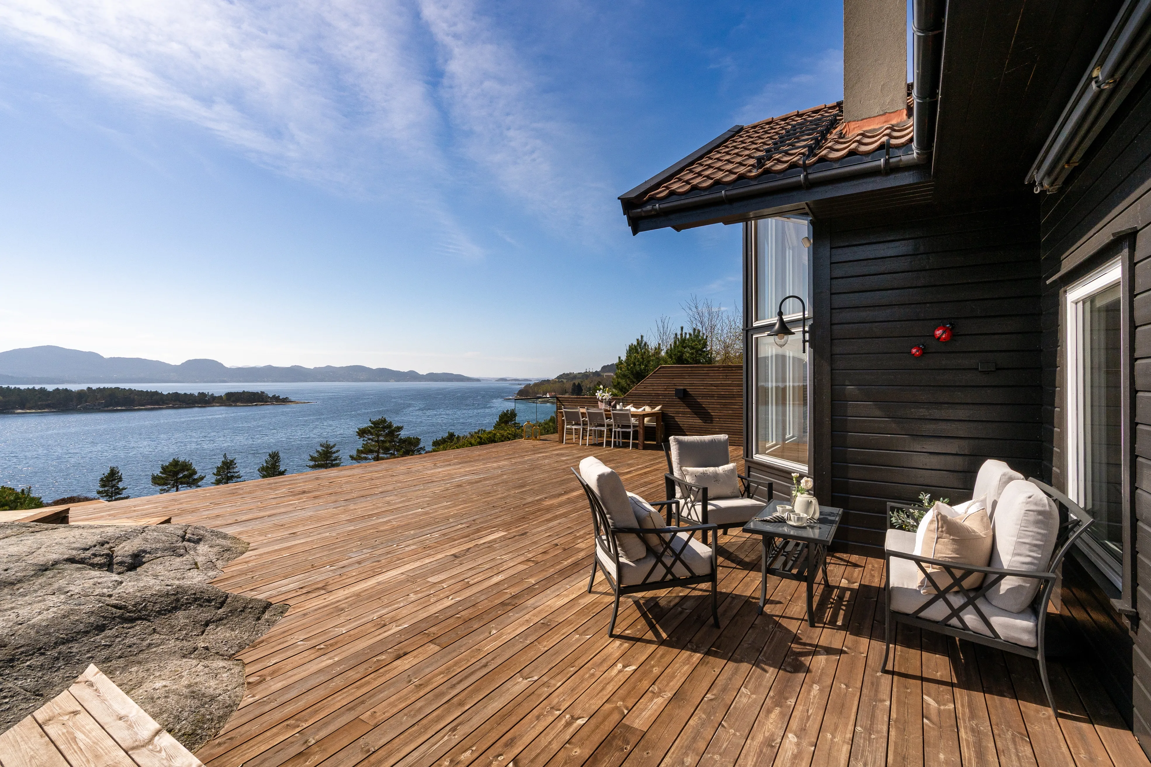 Norwegian Coastal Cabin with Expansive Terrace and Sea Views - View image 34 of 42