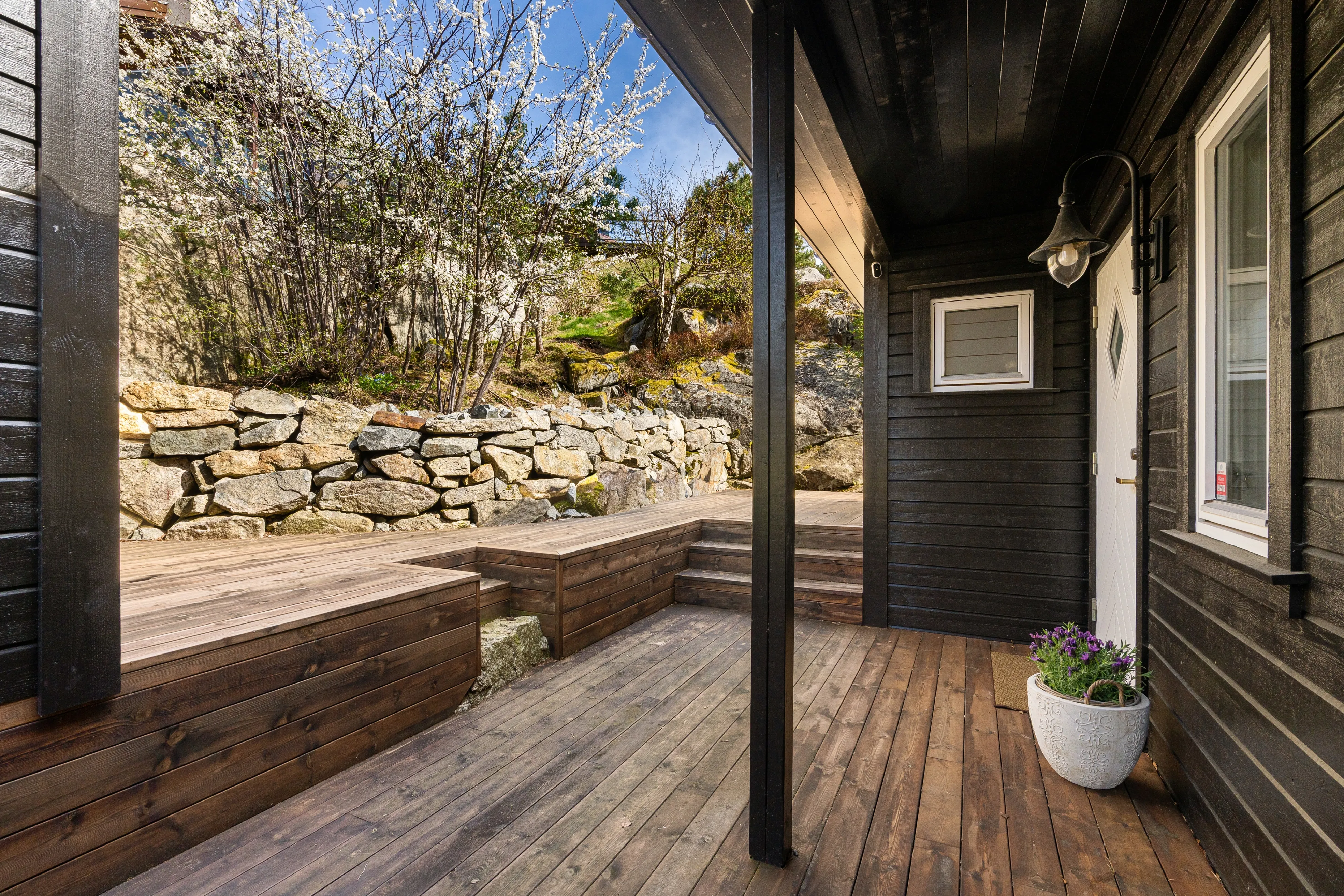 Norwegian Coastal Cabin with Expansive Terrace and Sea Views - View image 37 of 42