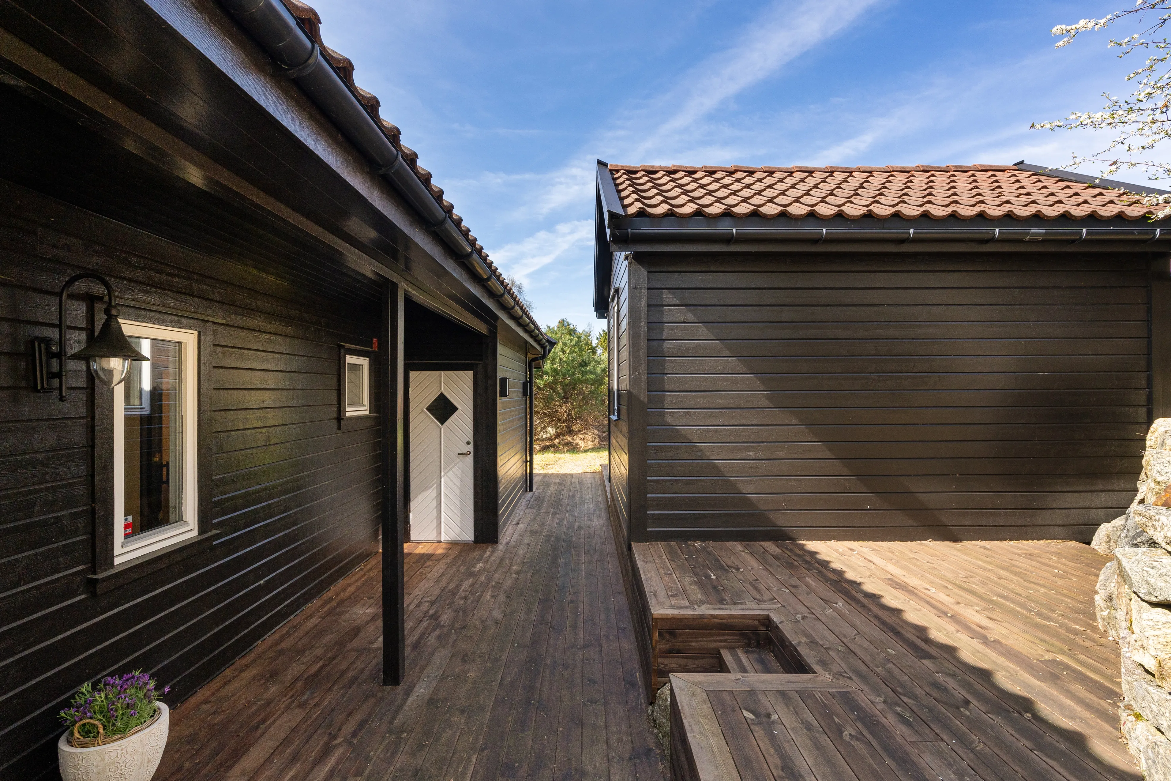 Norwegian Coastal Cabin with Expansive Terrace and Sea Views - View image 38 of 42